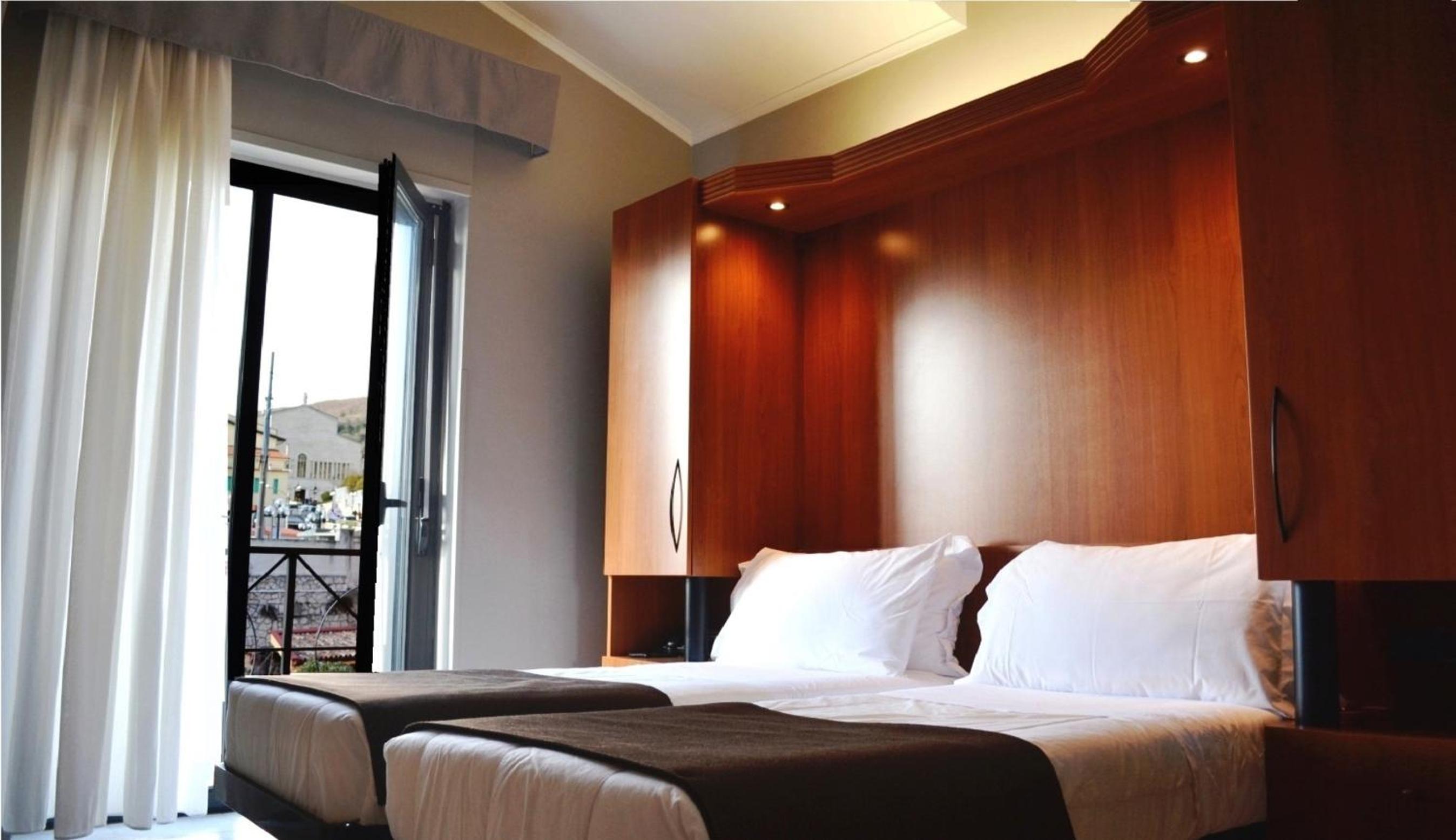 Double Room with Balcony - Photo 5