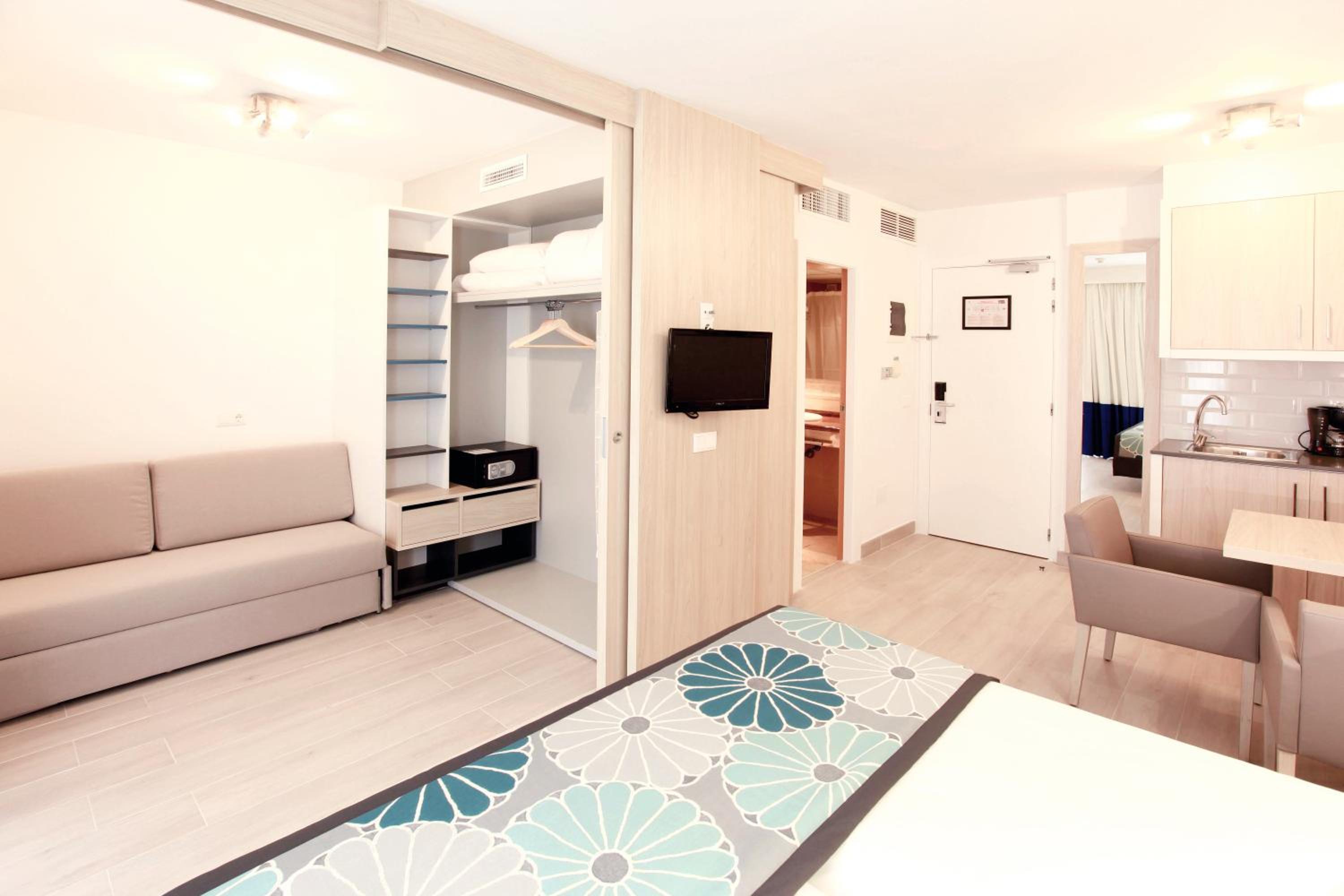 Apartment with Pool View