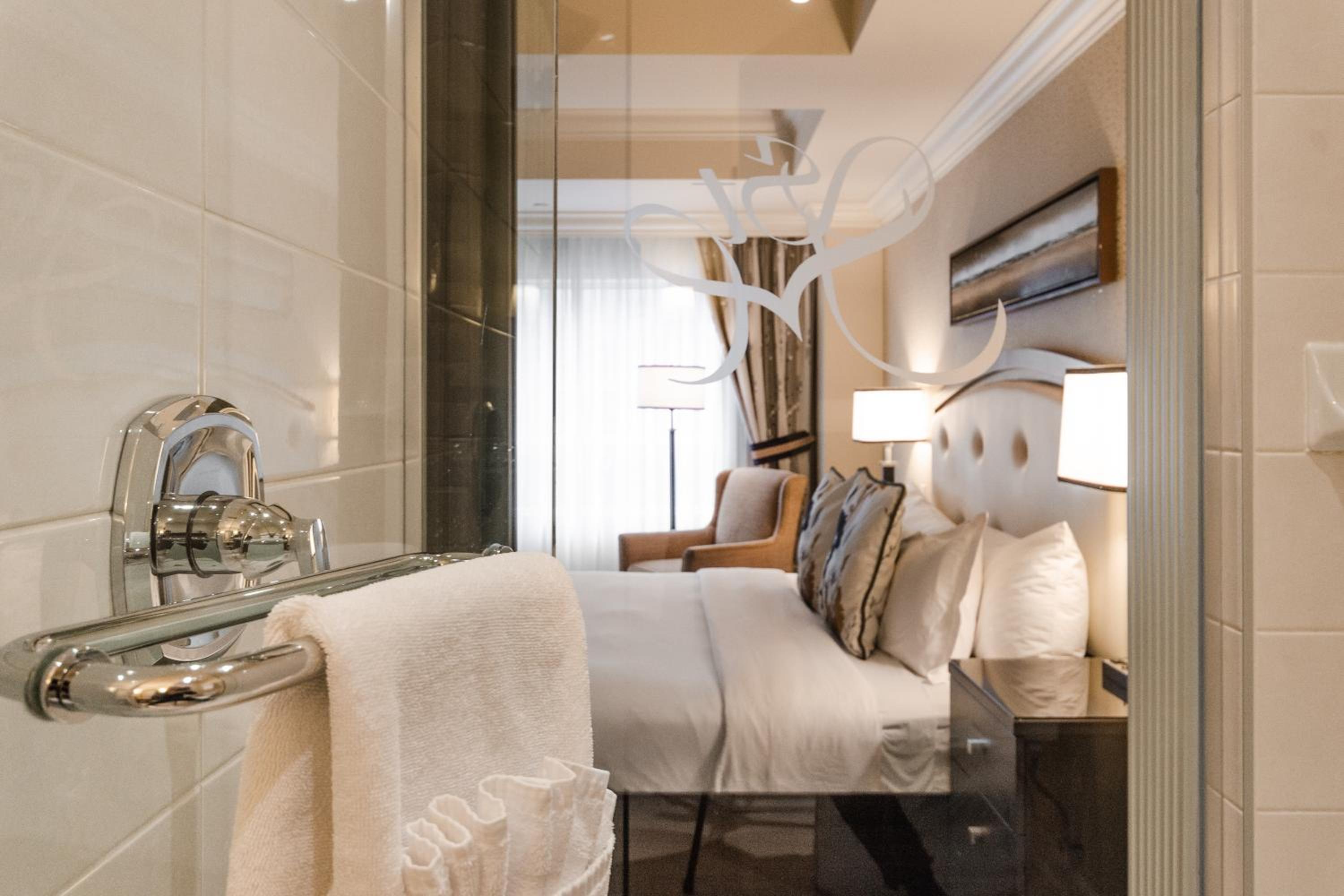 Classic King Room with Fireplace, photo 7