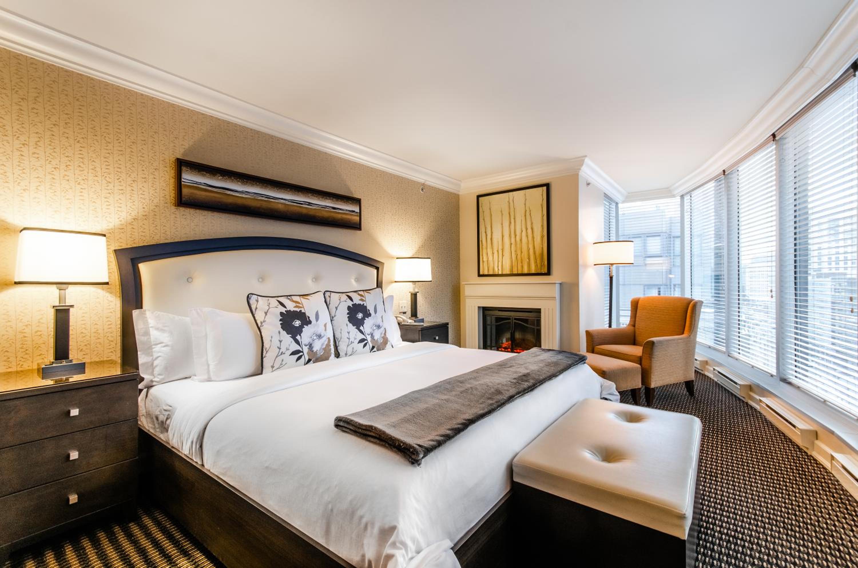 Panoramic Room with Fireplace