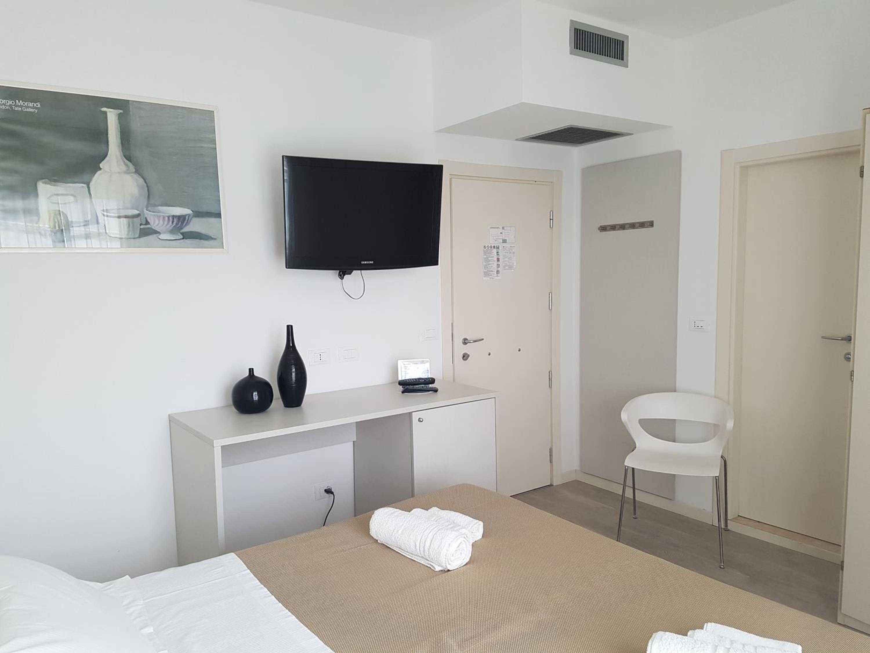 Double or Twin Room with Balcony photo 3