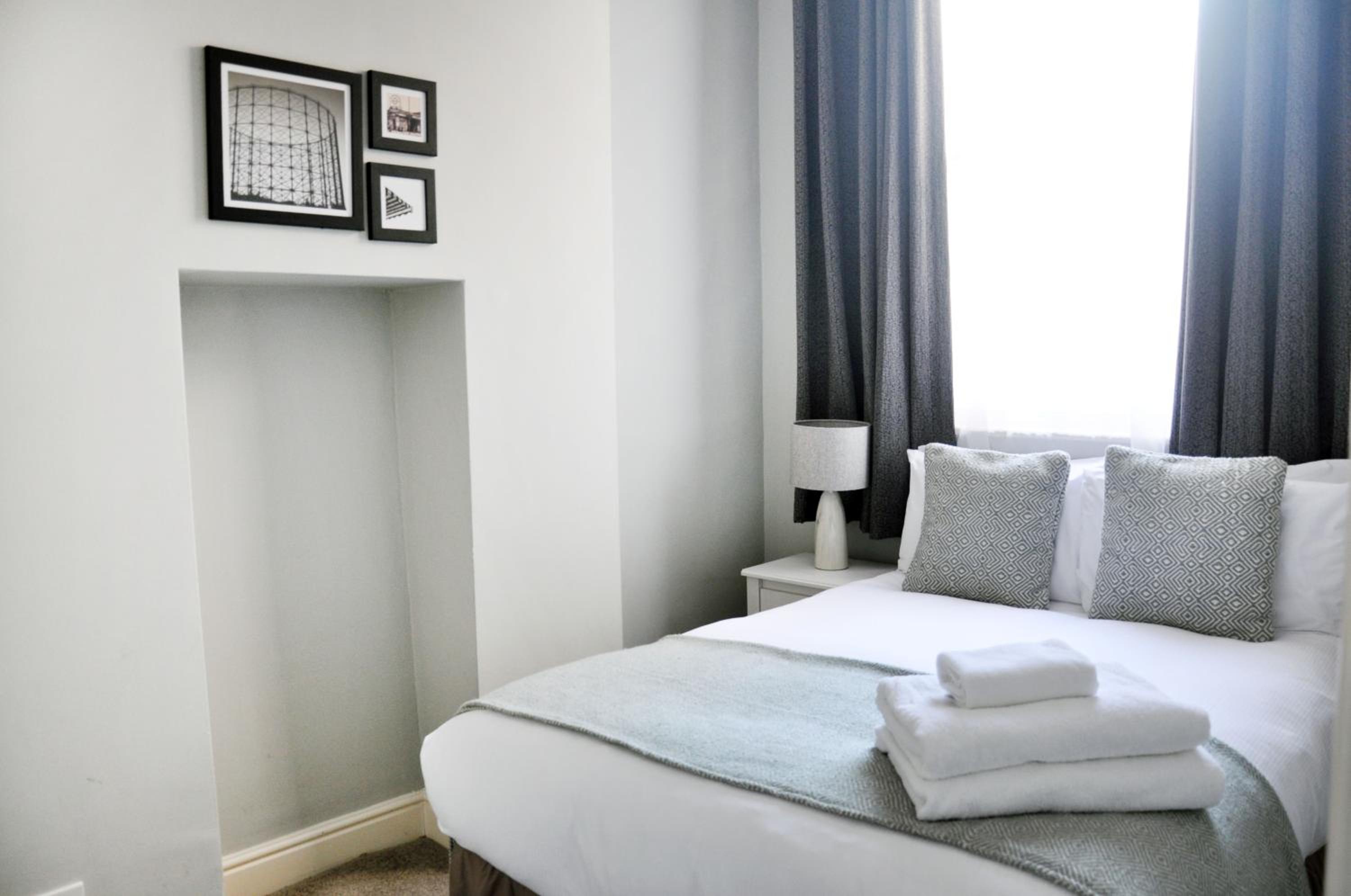 One-Bedroom Apartment photo 1