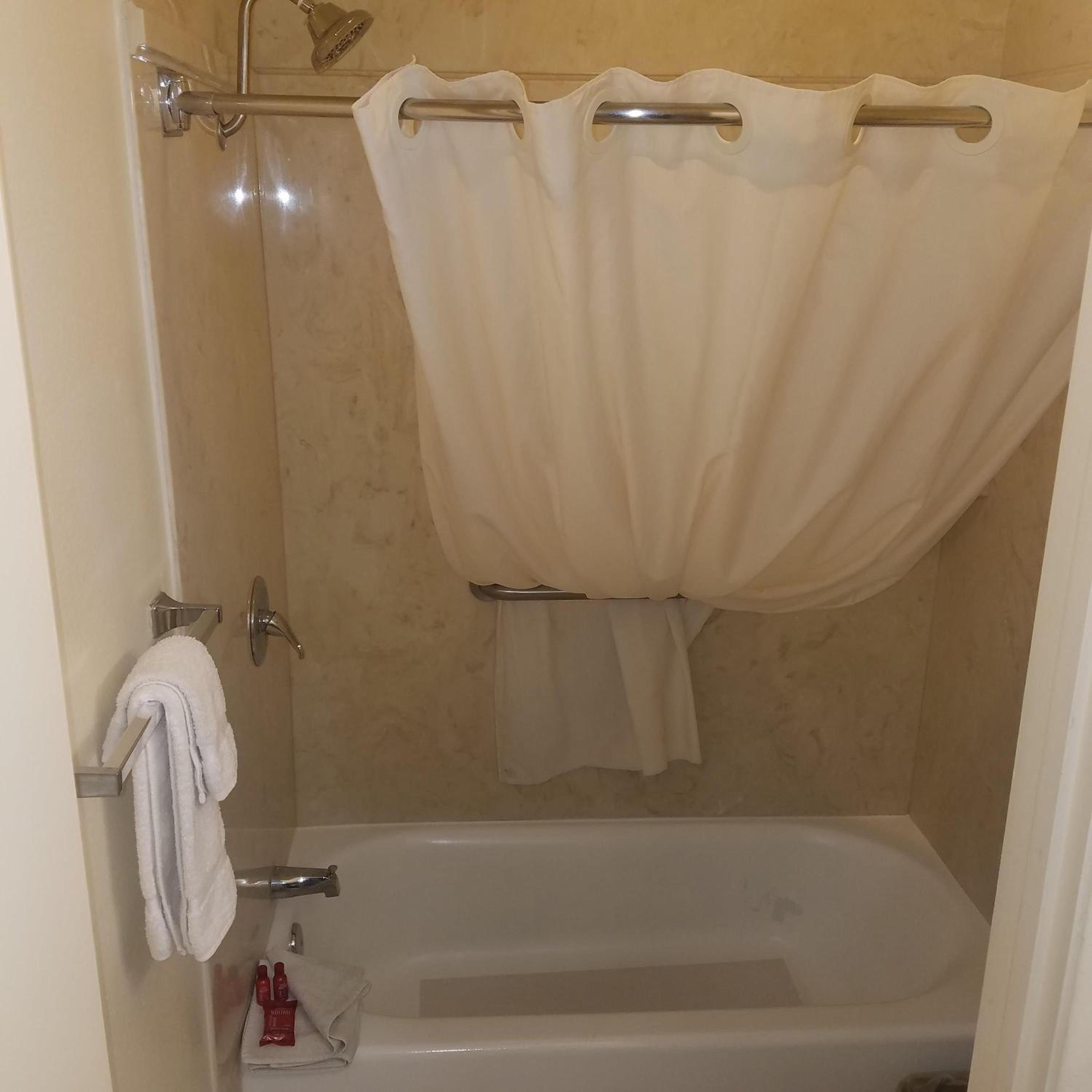 Queen Room with Two Queen Beds - Photo 6