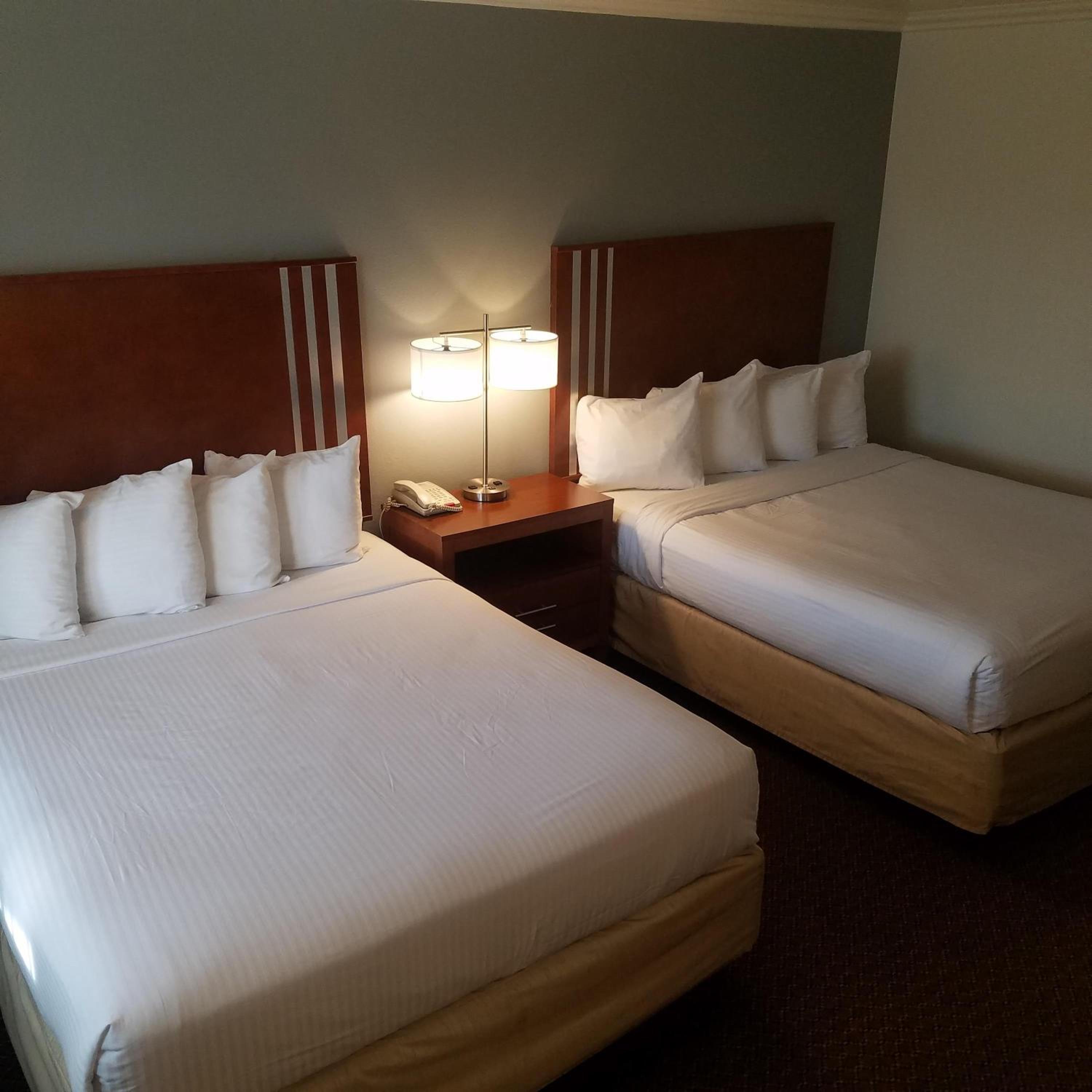 Queen Room with Two Queen Beds - Photo 8