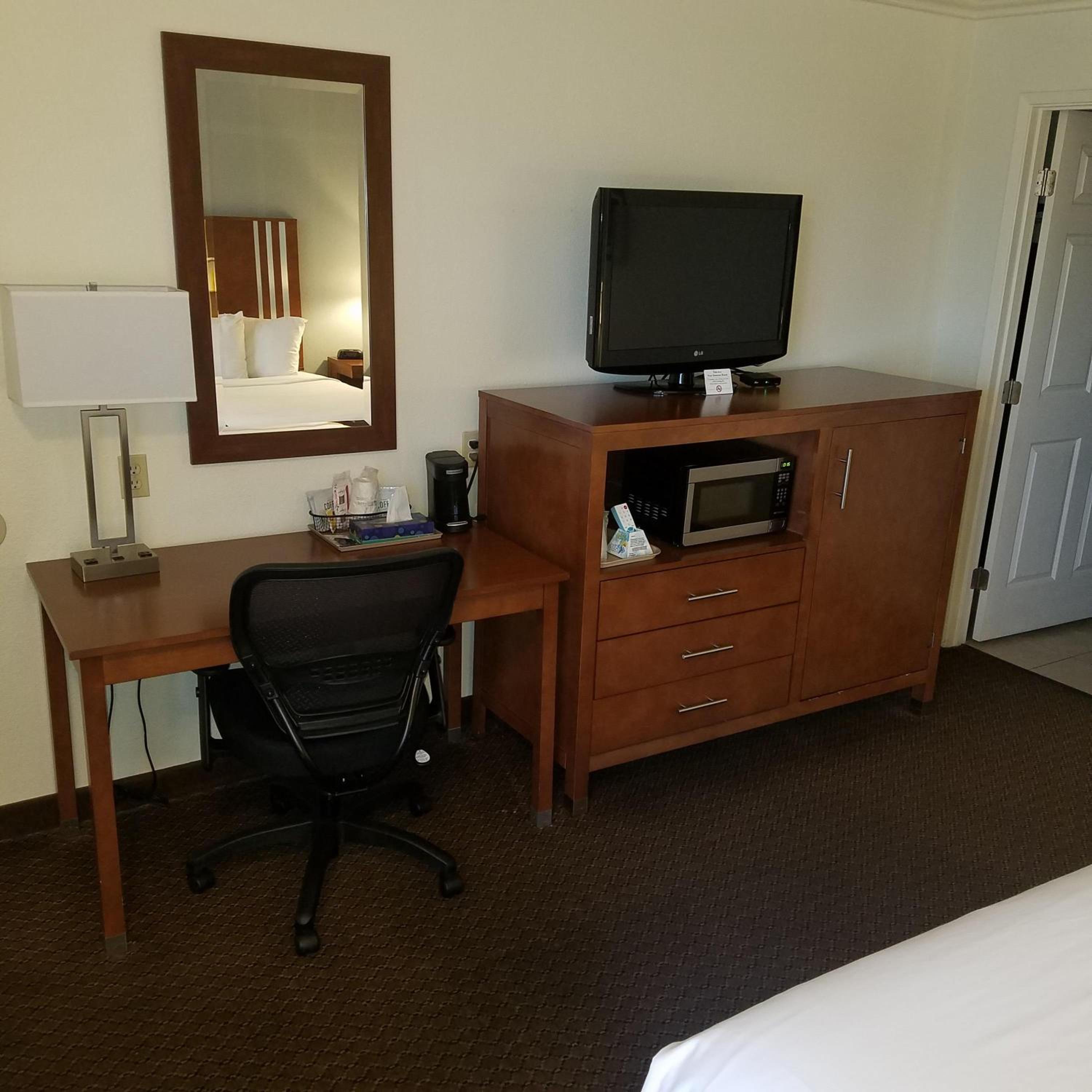 Queen Room with Two Queen Beds - Photo 5