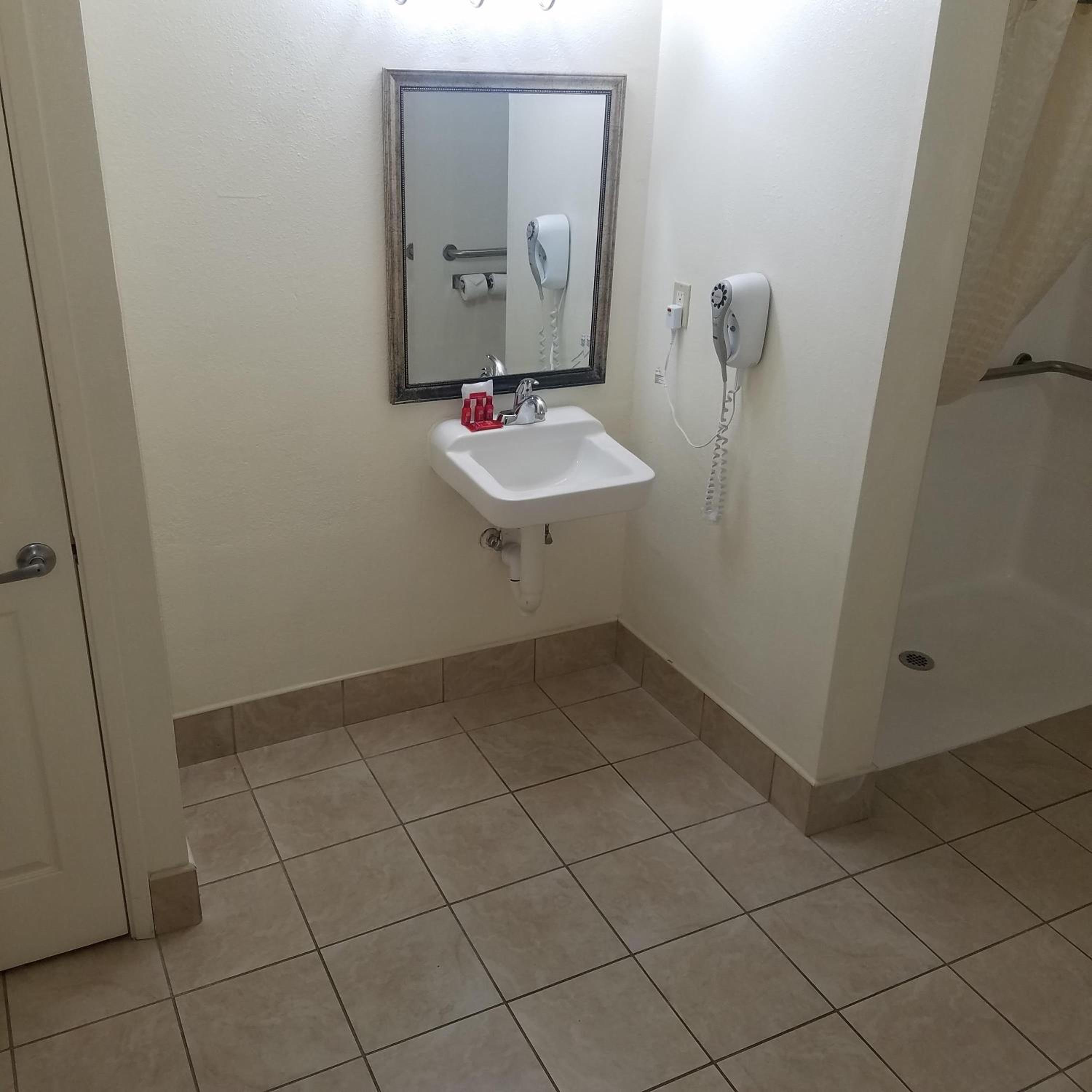 King Room with Roll-in Shower - Disability Access/Non-Smoking photo 2