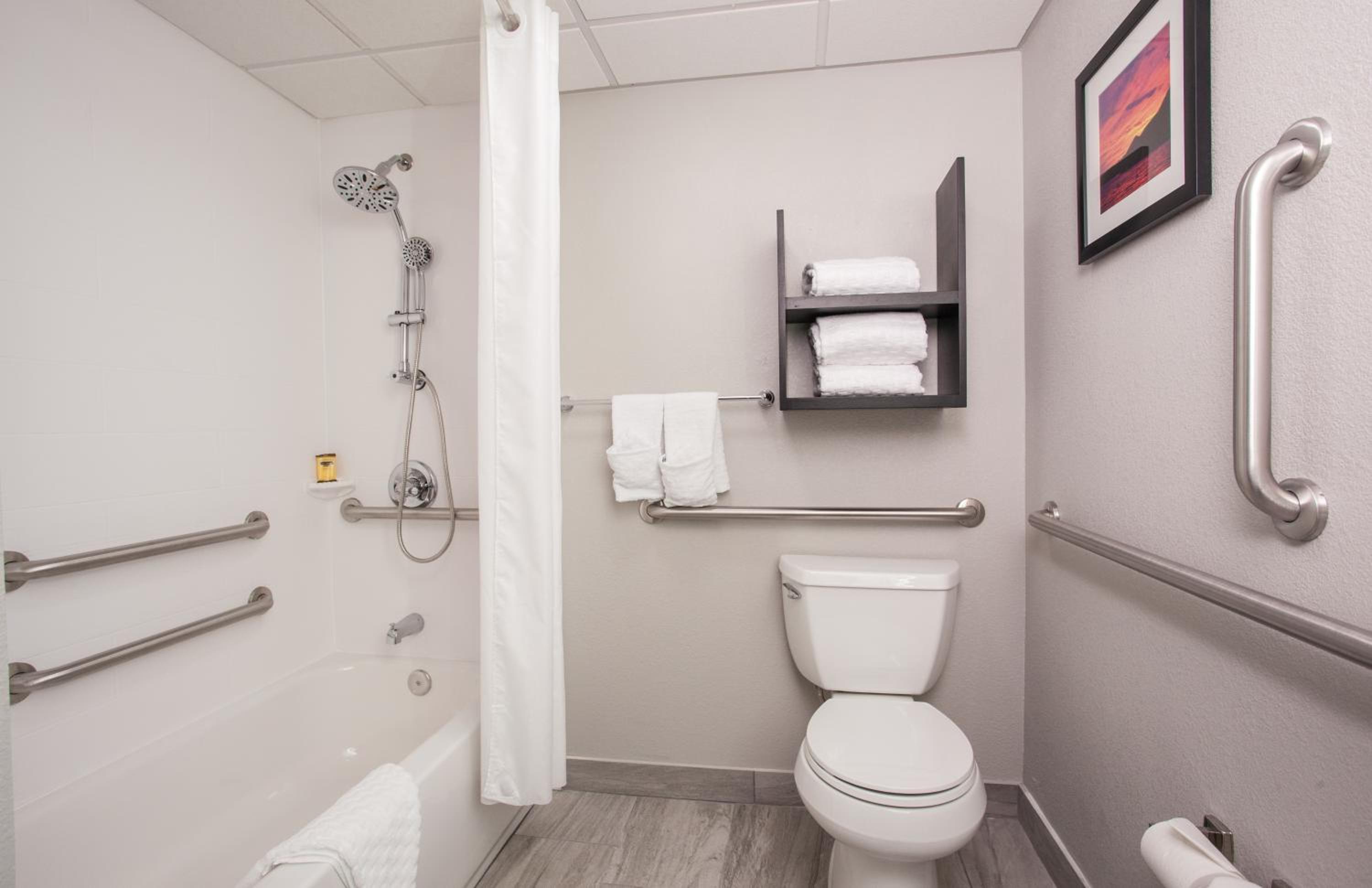 Queen Room with Two Queen Beds and Mobility Accessible Bathtub photo 3