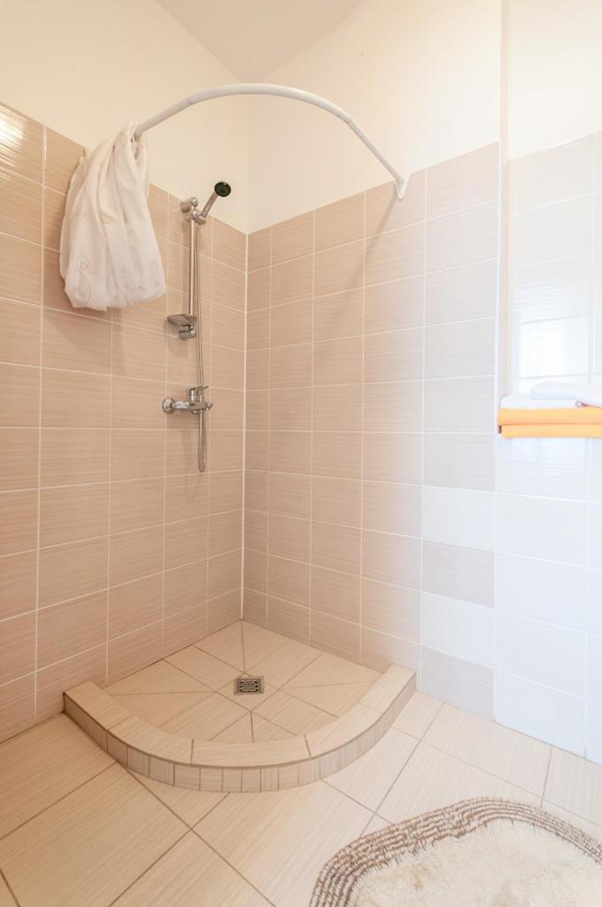 Double Room - Photo 17