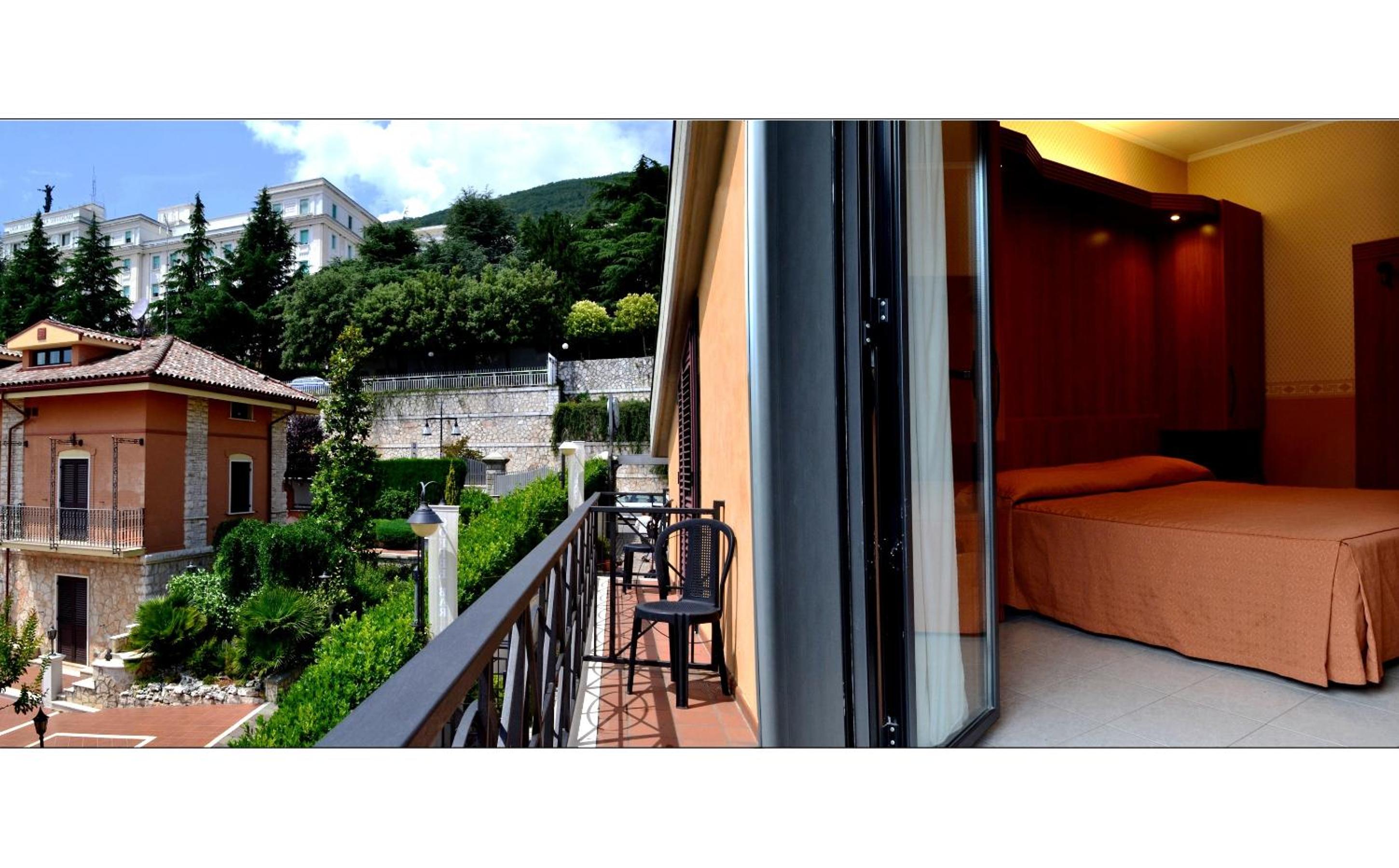 Double Room with Balcony - Photo 3
