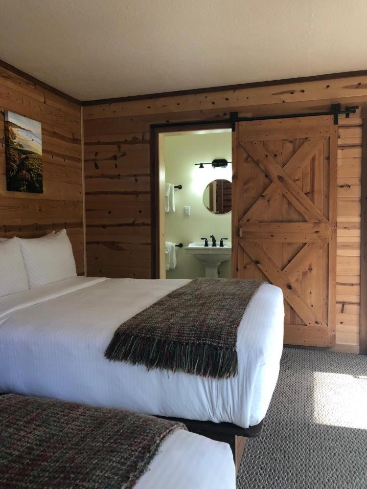 Queen Room with Two Queen Beds photo 1