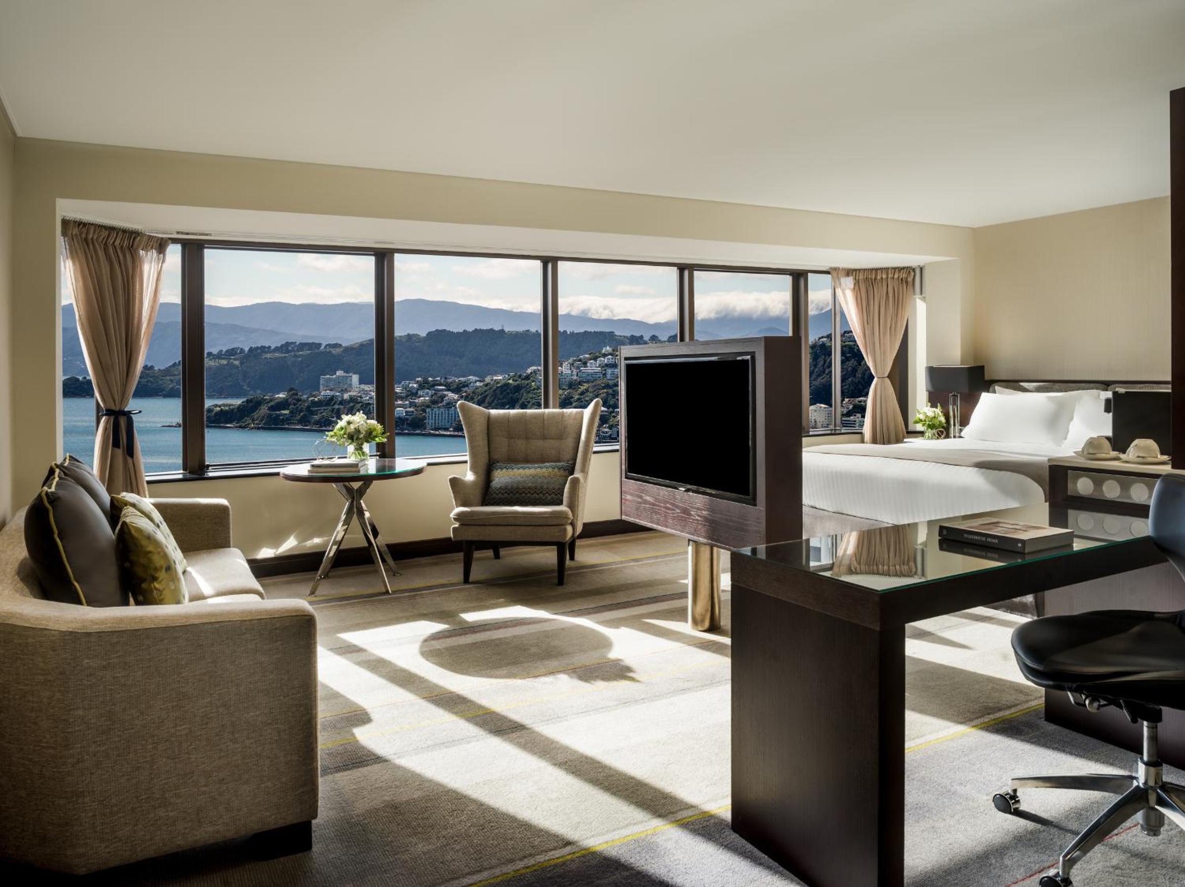 Junior King Suite with Harbor View - Club Lounge Access