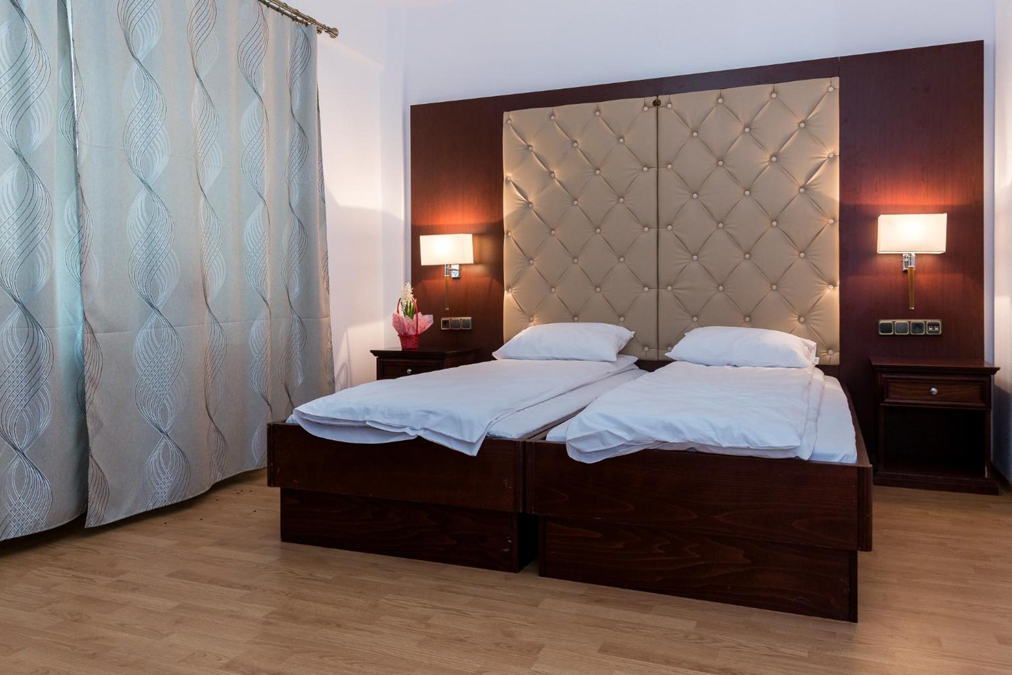 Twin Room with Bathroom - Photo 2