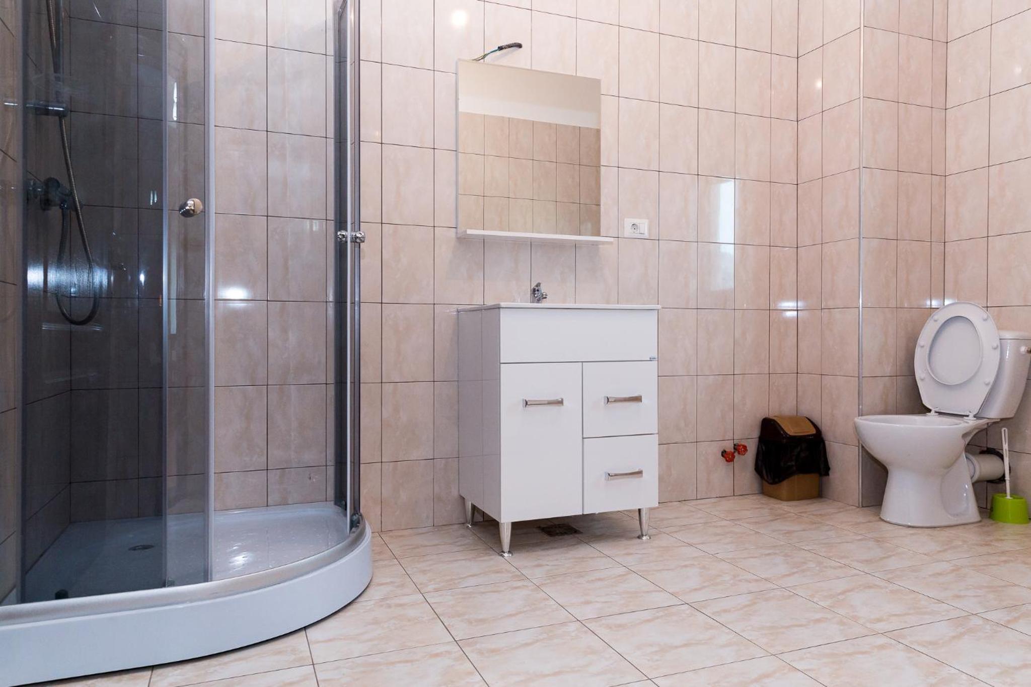 Family Room with Private Bathroom - Photo 3