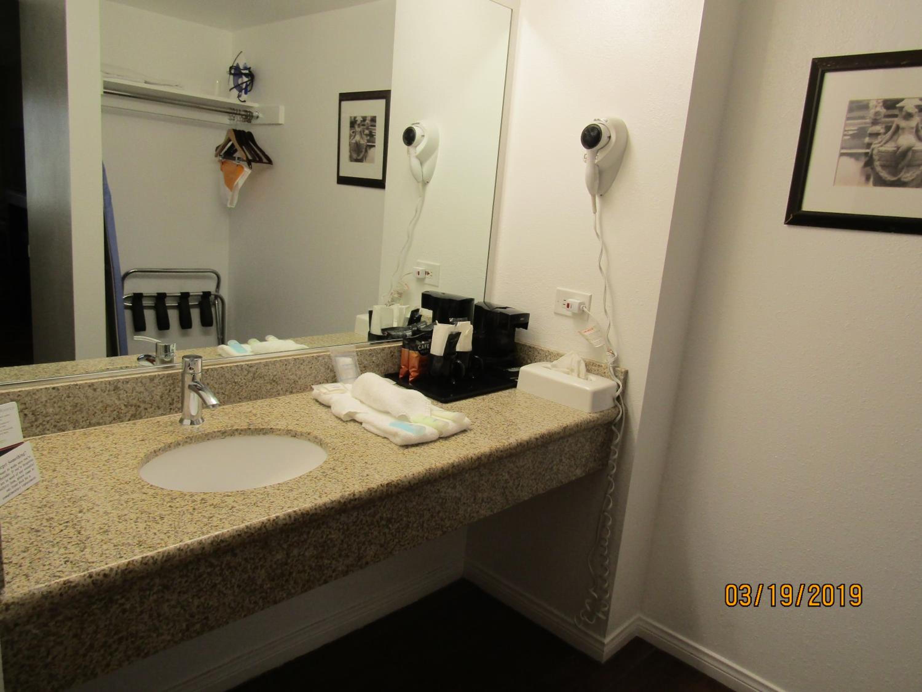 Standard King Room - Photo 6