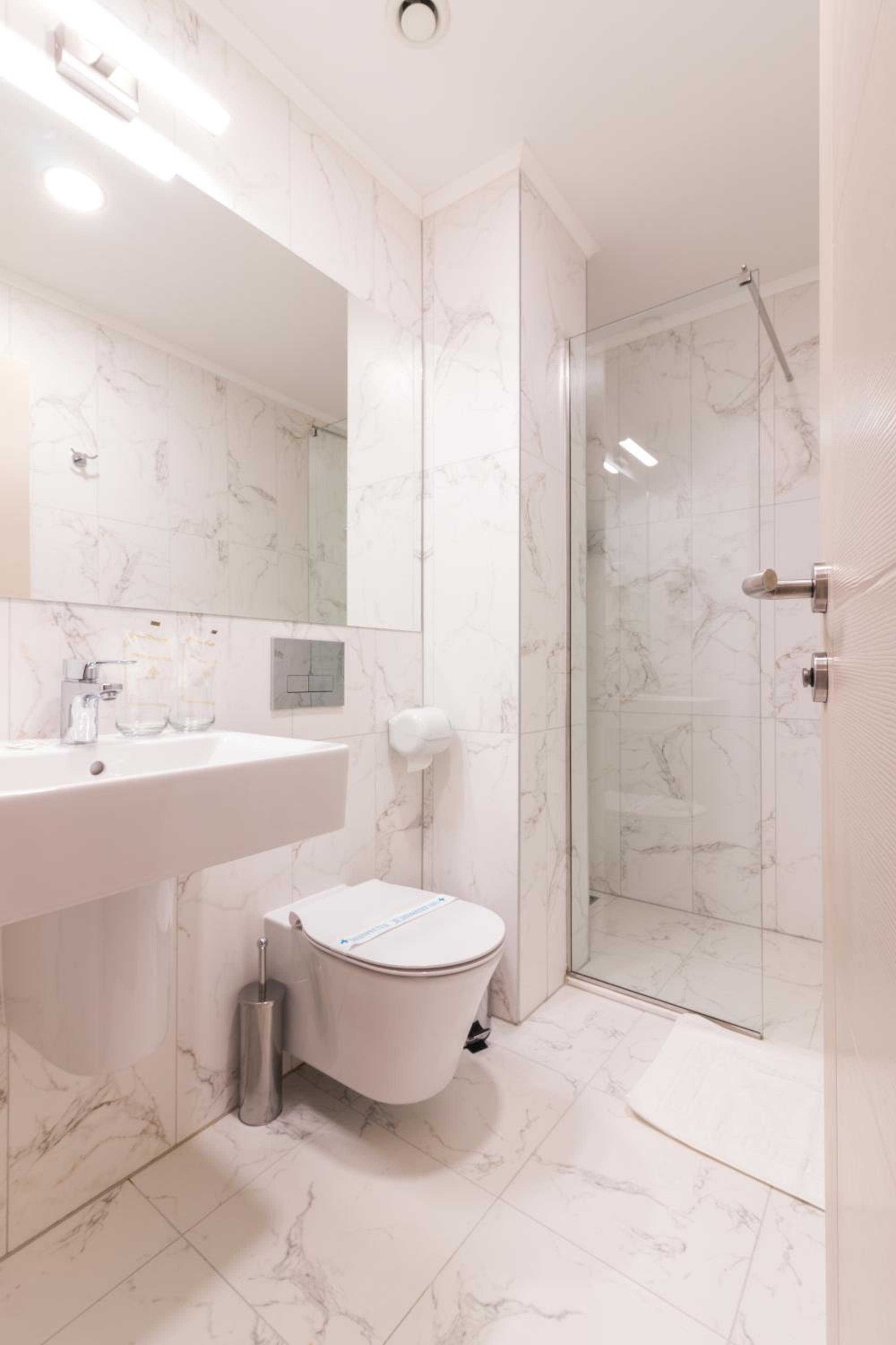 Deluxe Double Room - Photo 9