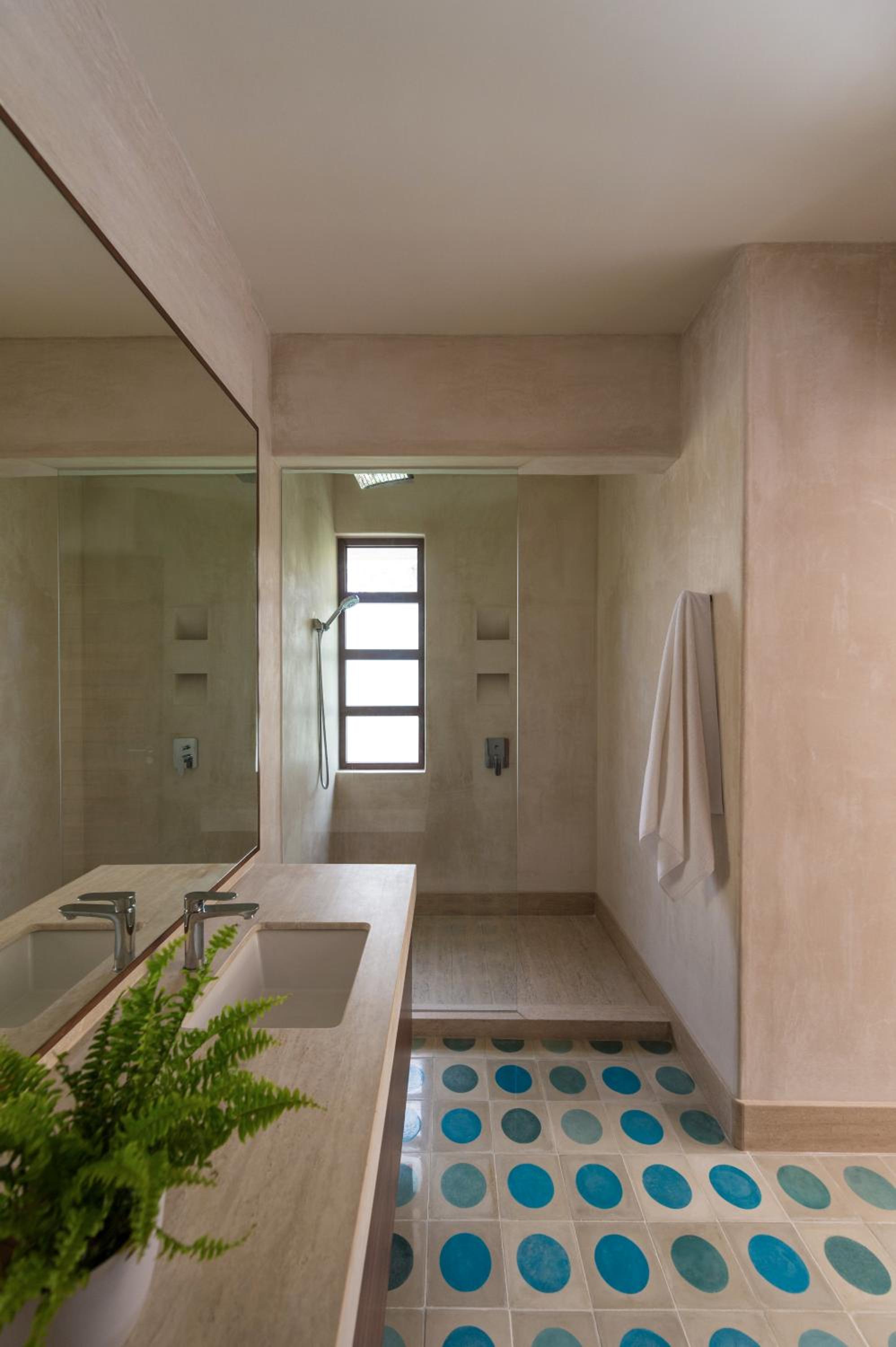Deluxe King Suite - Photo 12
