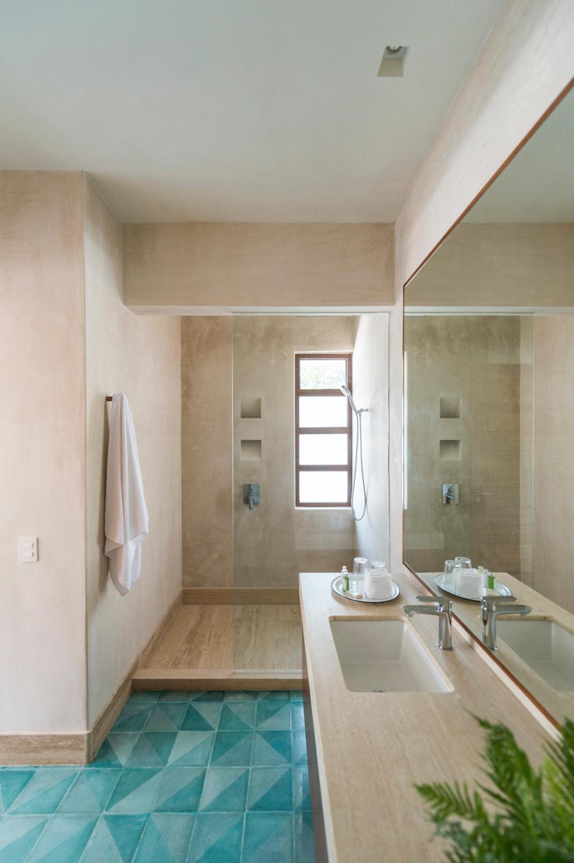 Deluxe King Suite - Photo 13