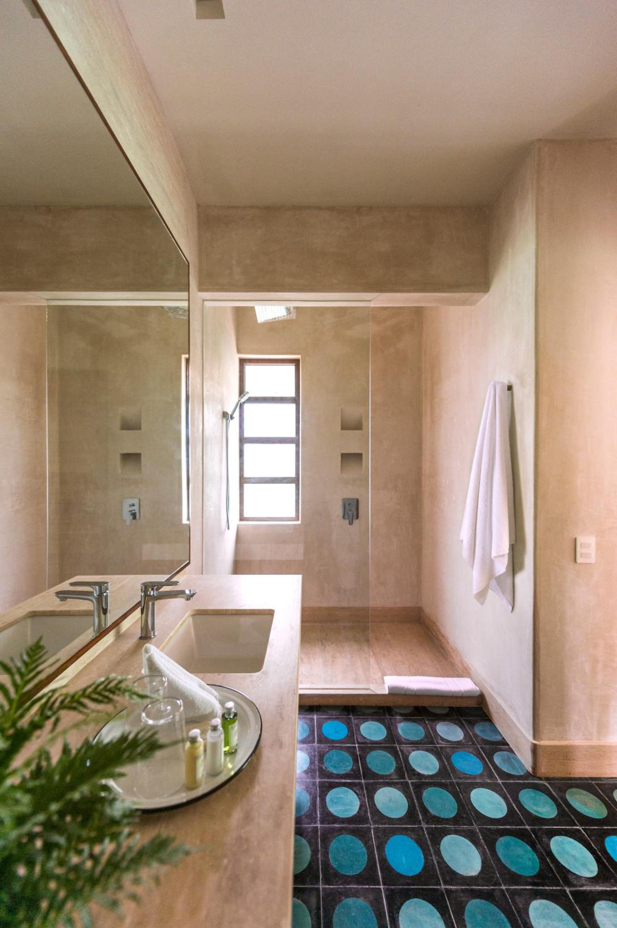 Deluxe King Suite - Photo 7