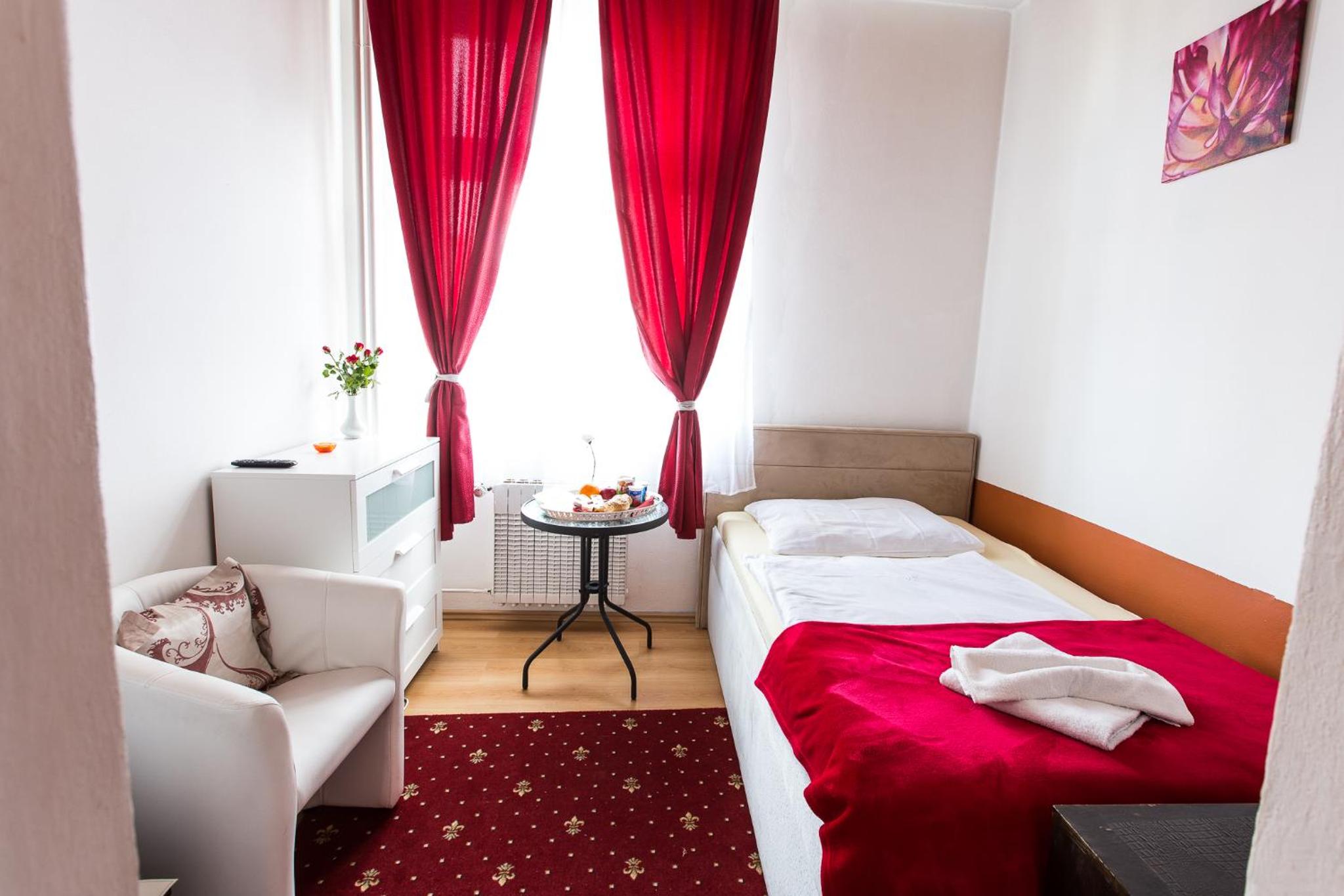 Single Room with Private Bathroom photo 1