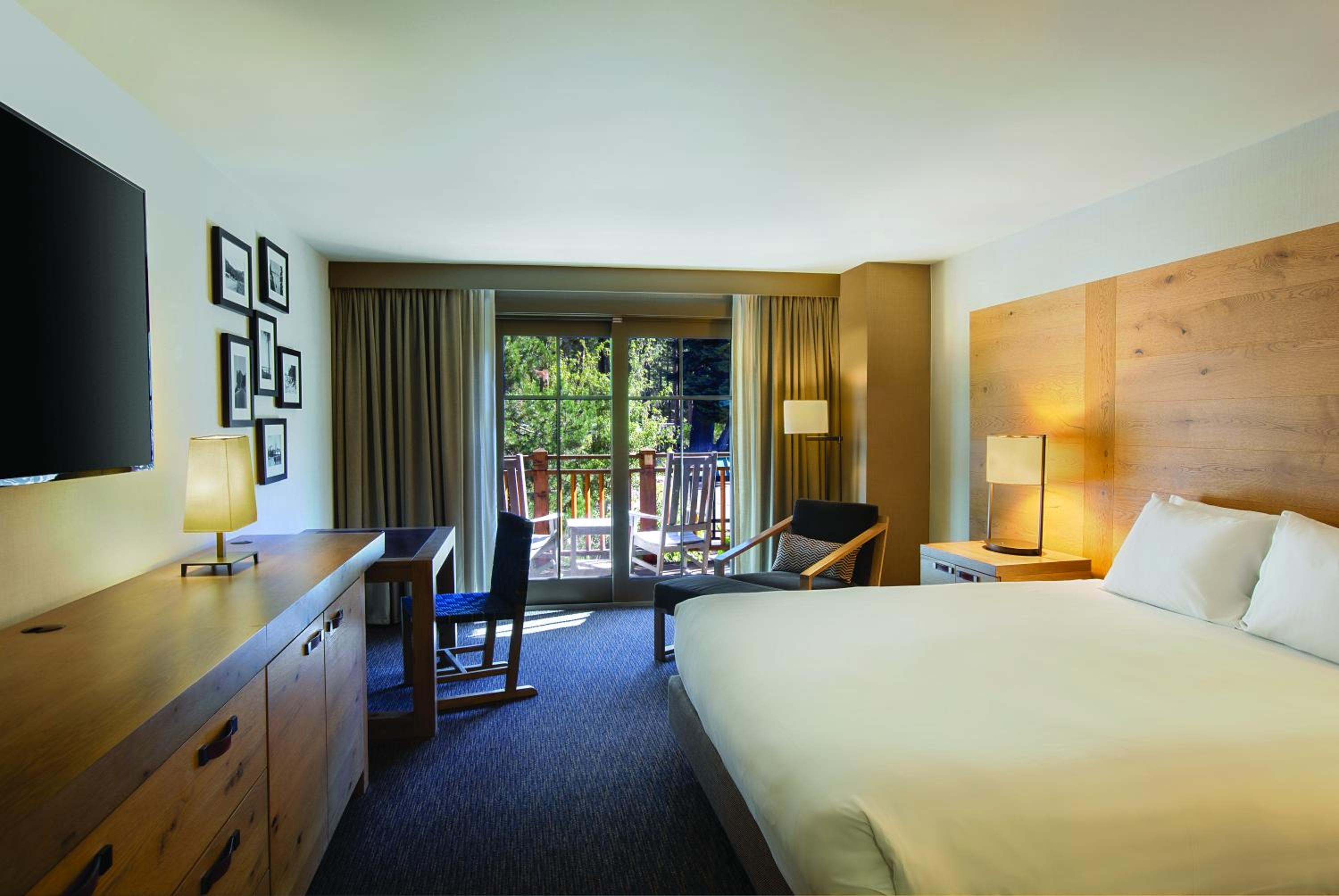 King Room with Balcony - Photo 2