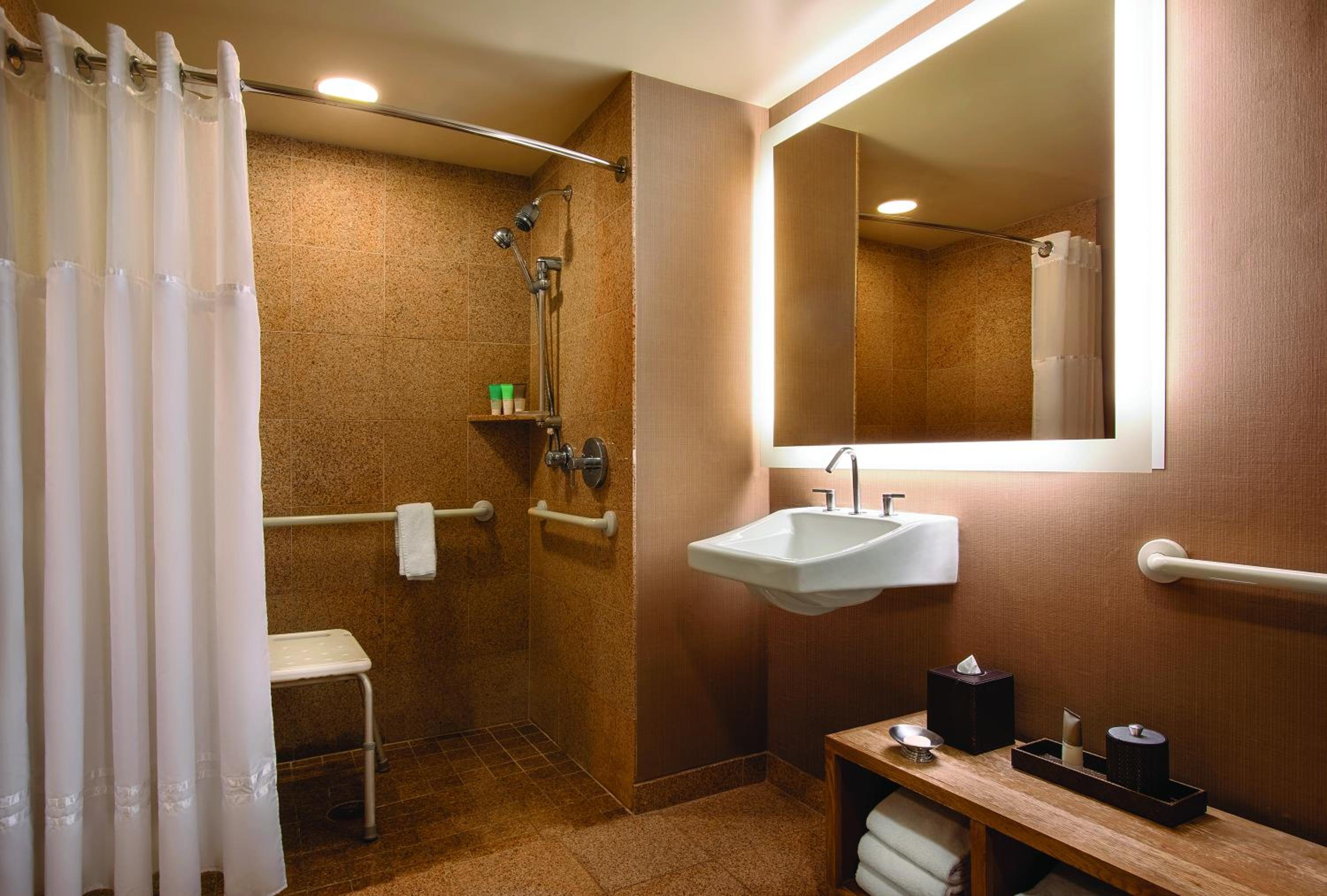 King Room with Accessible Shower - Disability Access - Photo 2