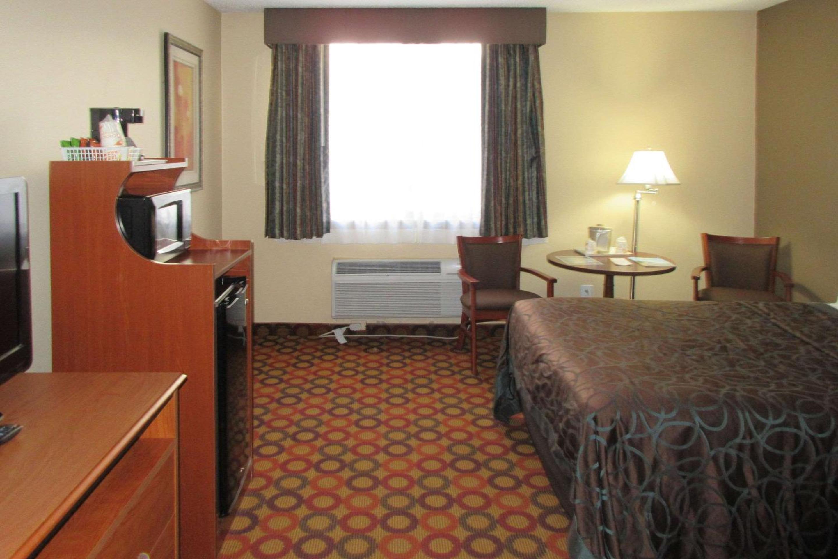 Queen Room With Two Queen Beds - Non-Smoking - Photo 1