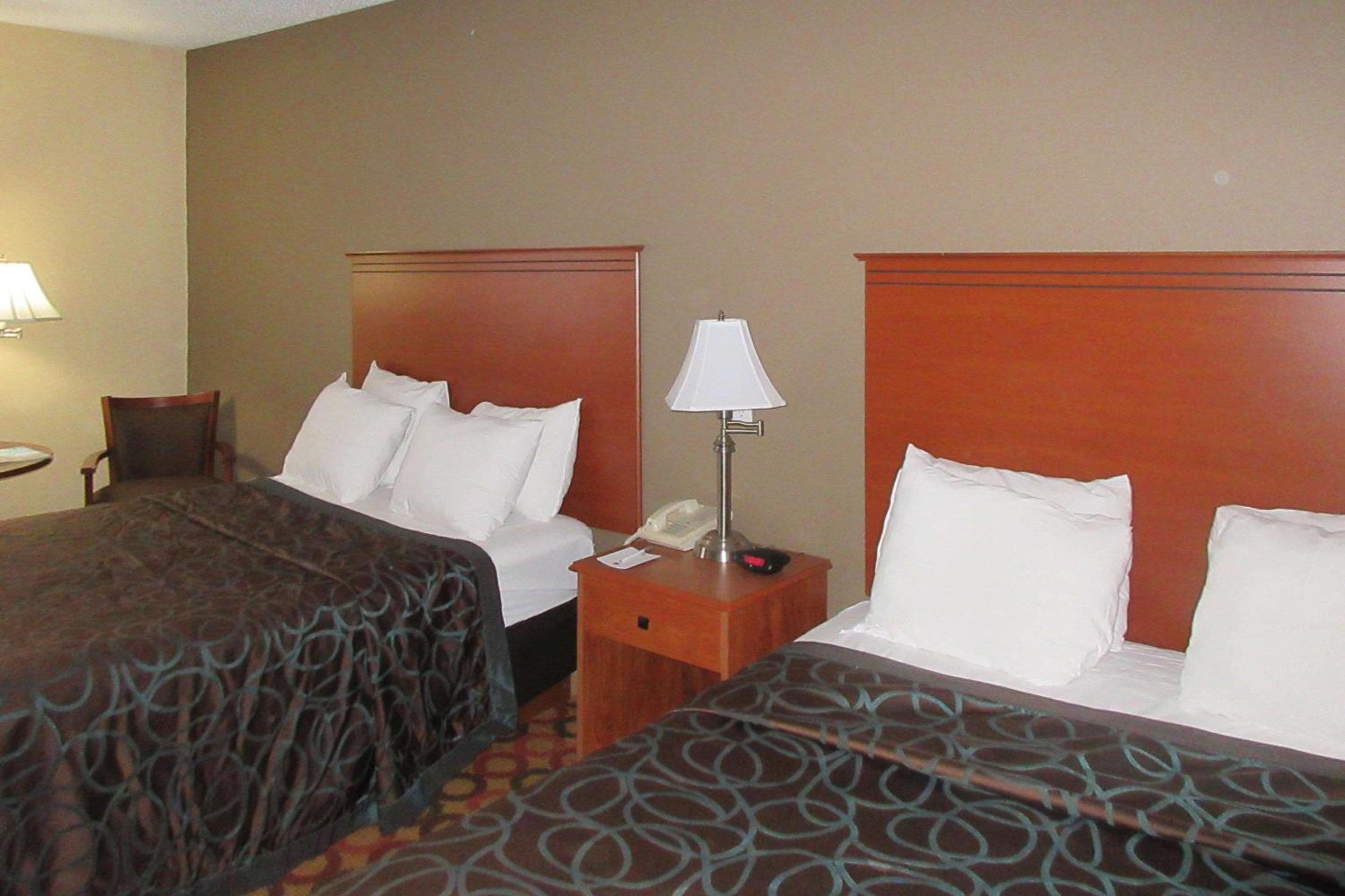 Queen Room With Two Queen Beds - Non-Smoking - Photo 3