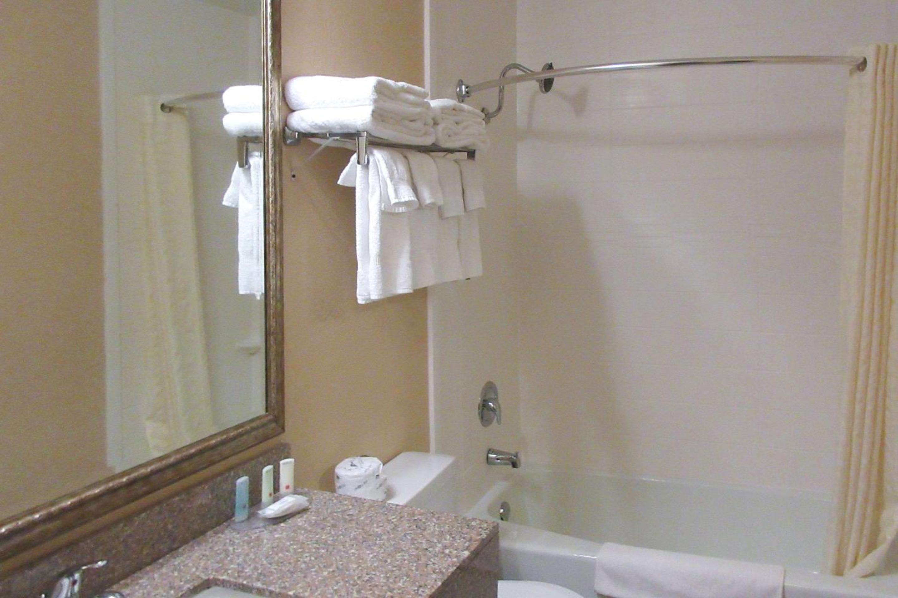 Queen Room With Two Queen Beds - Non-Smoking - Photo 4