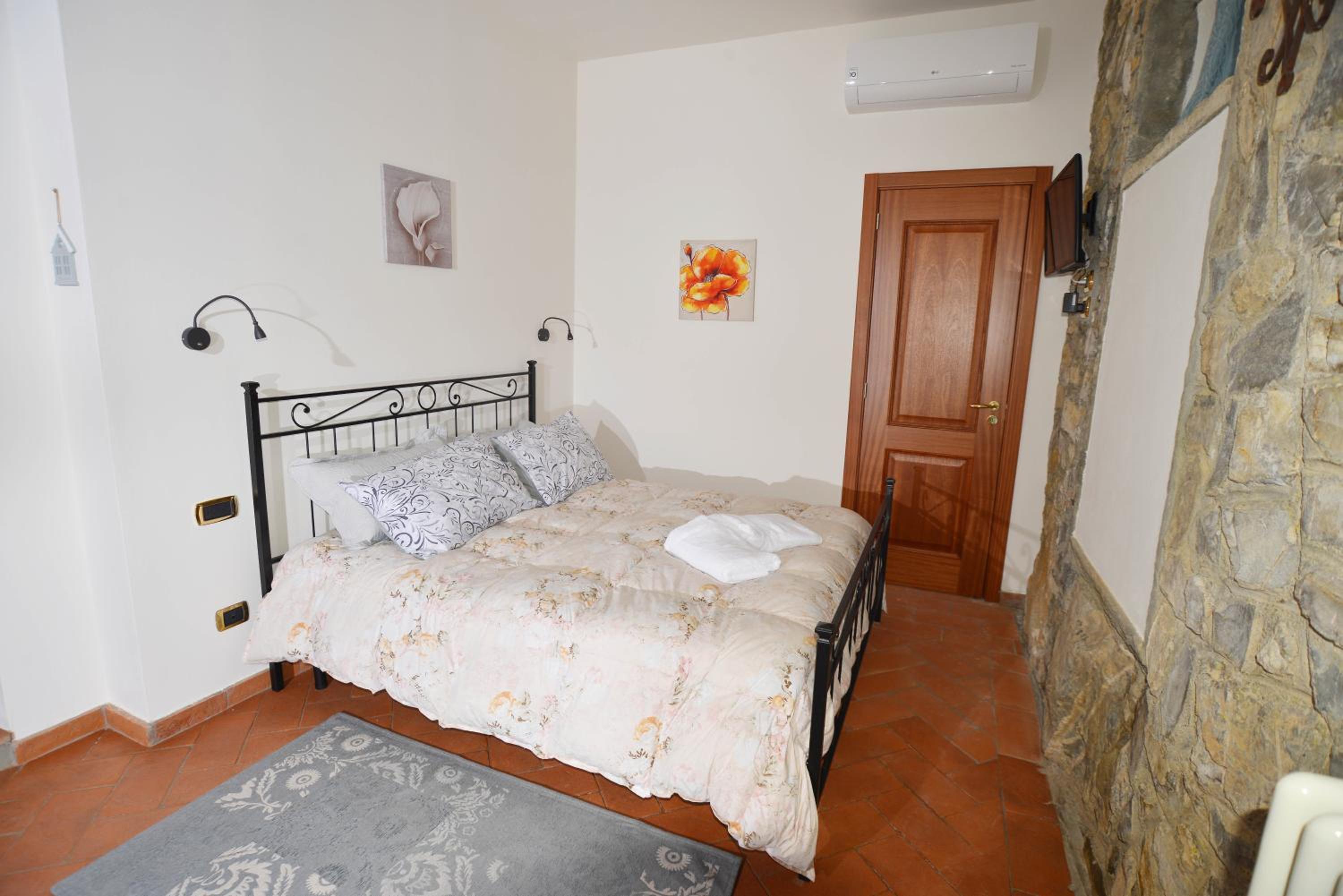 One-Bedroom Apartment - Photo 1