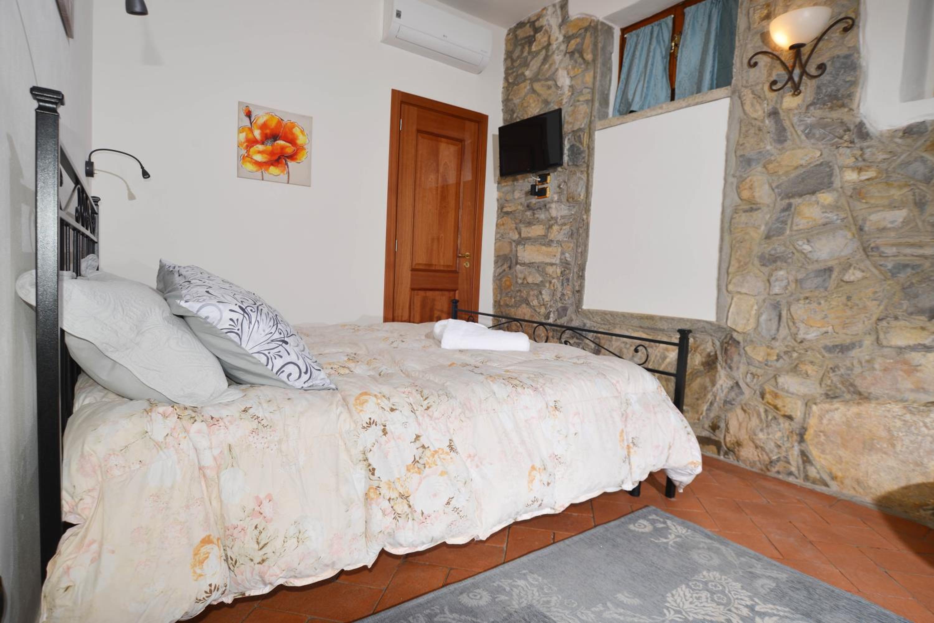 One-Bedroom Apartment - Photo 5