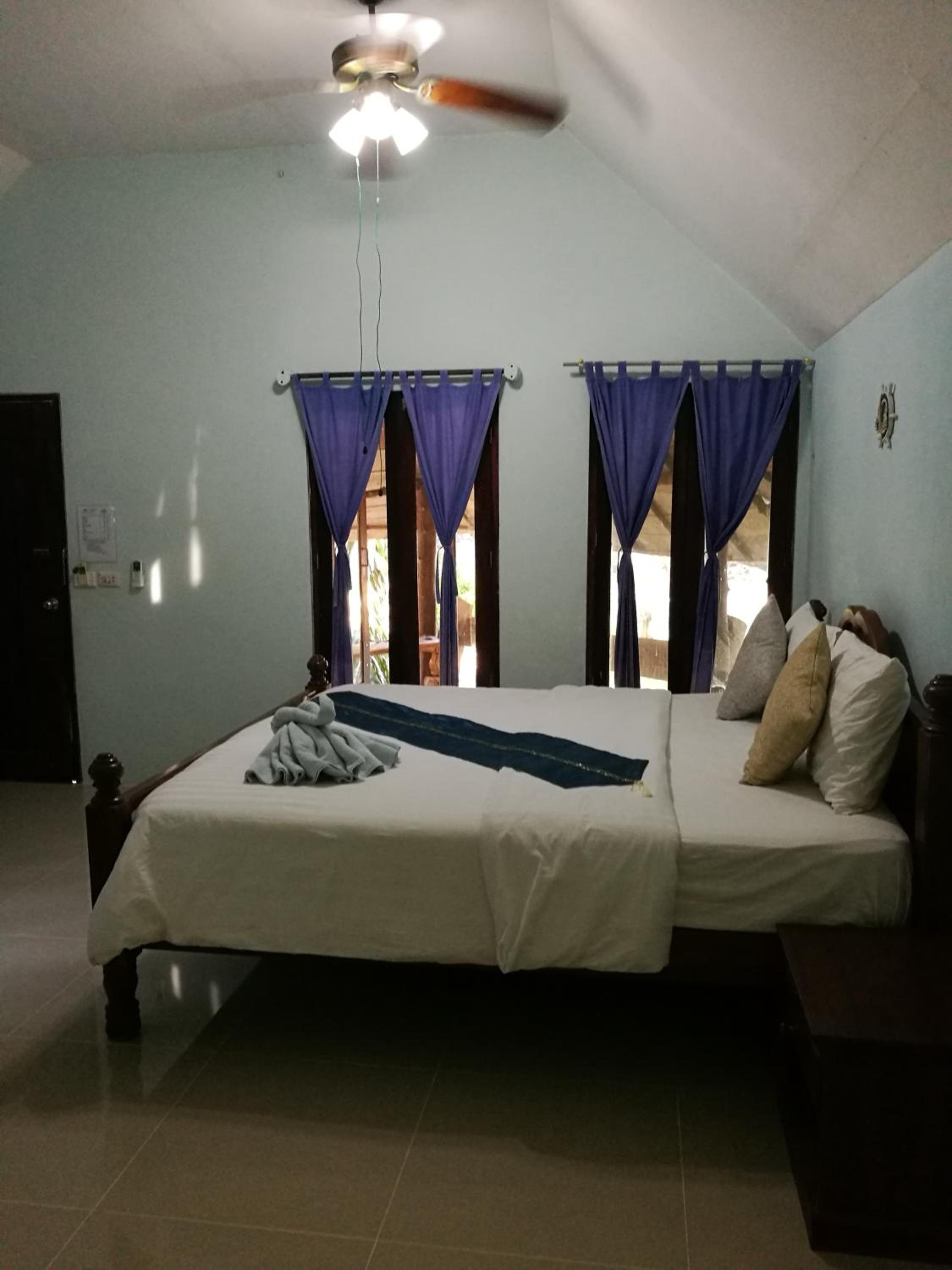 Deluxe King Room with Garden View photo 2