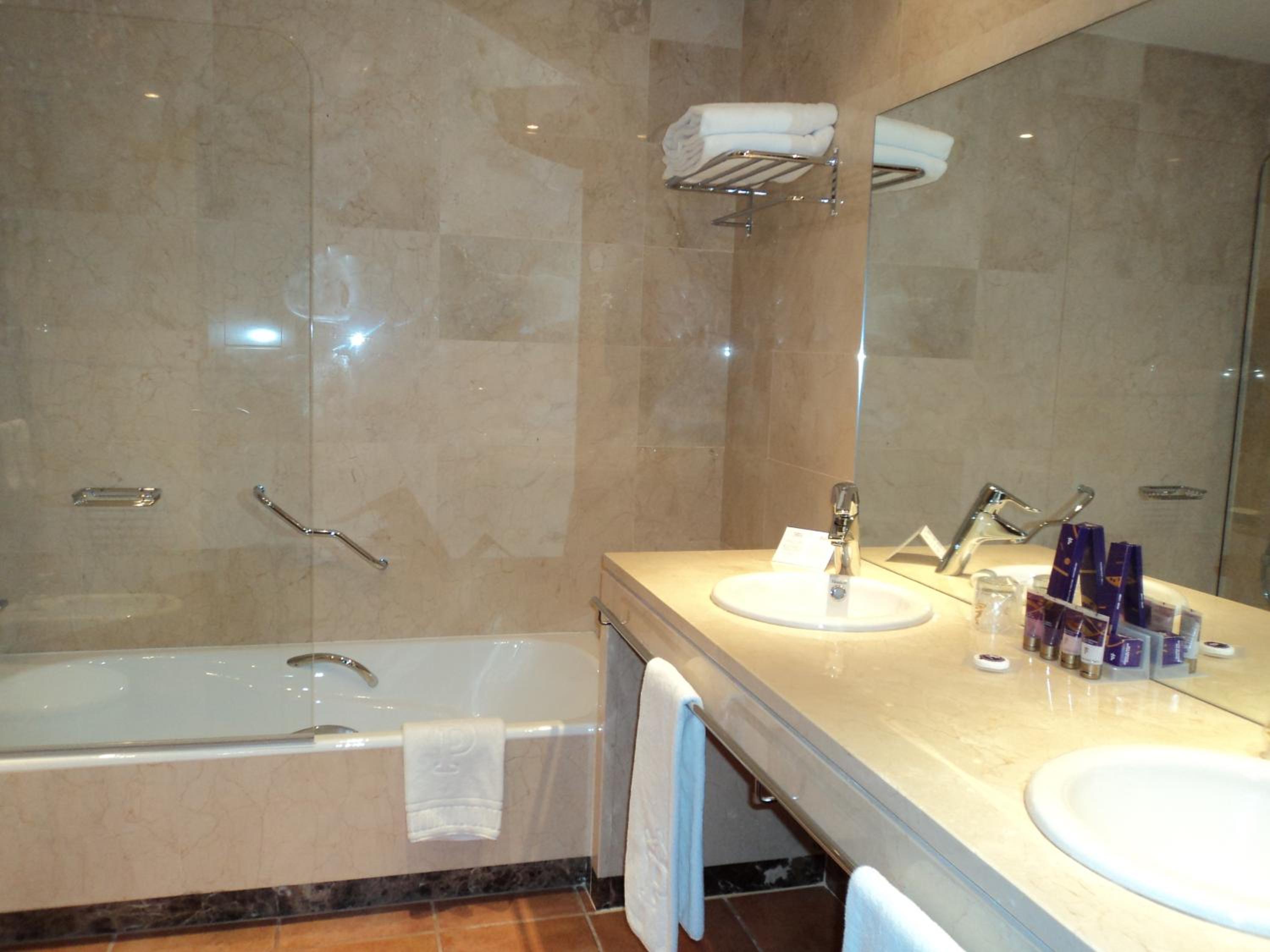 Twin Room (2 Adults + 1 Child) photo 2