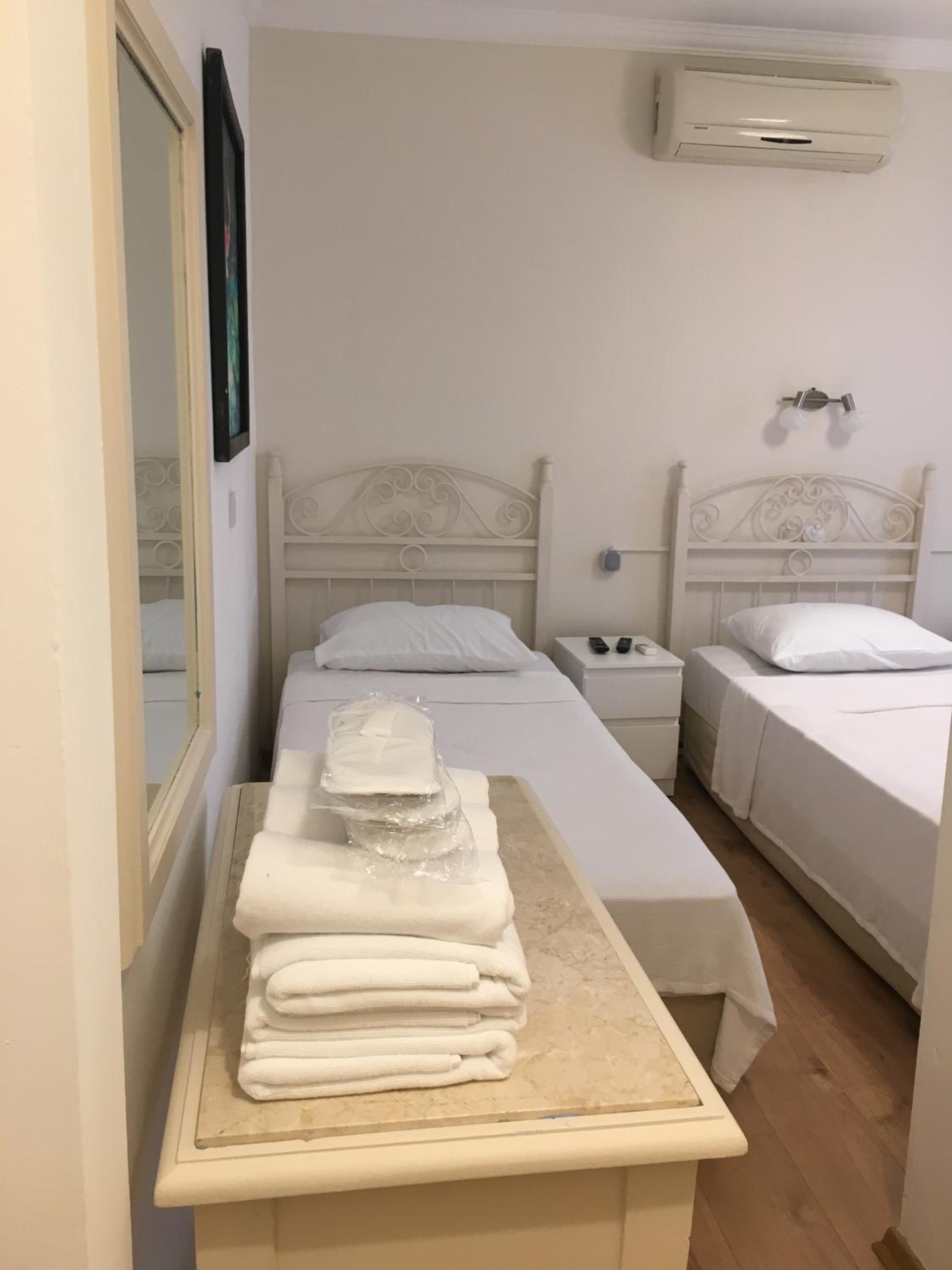 Economy Triple Room photo 3
