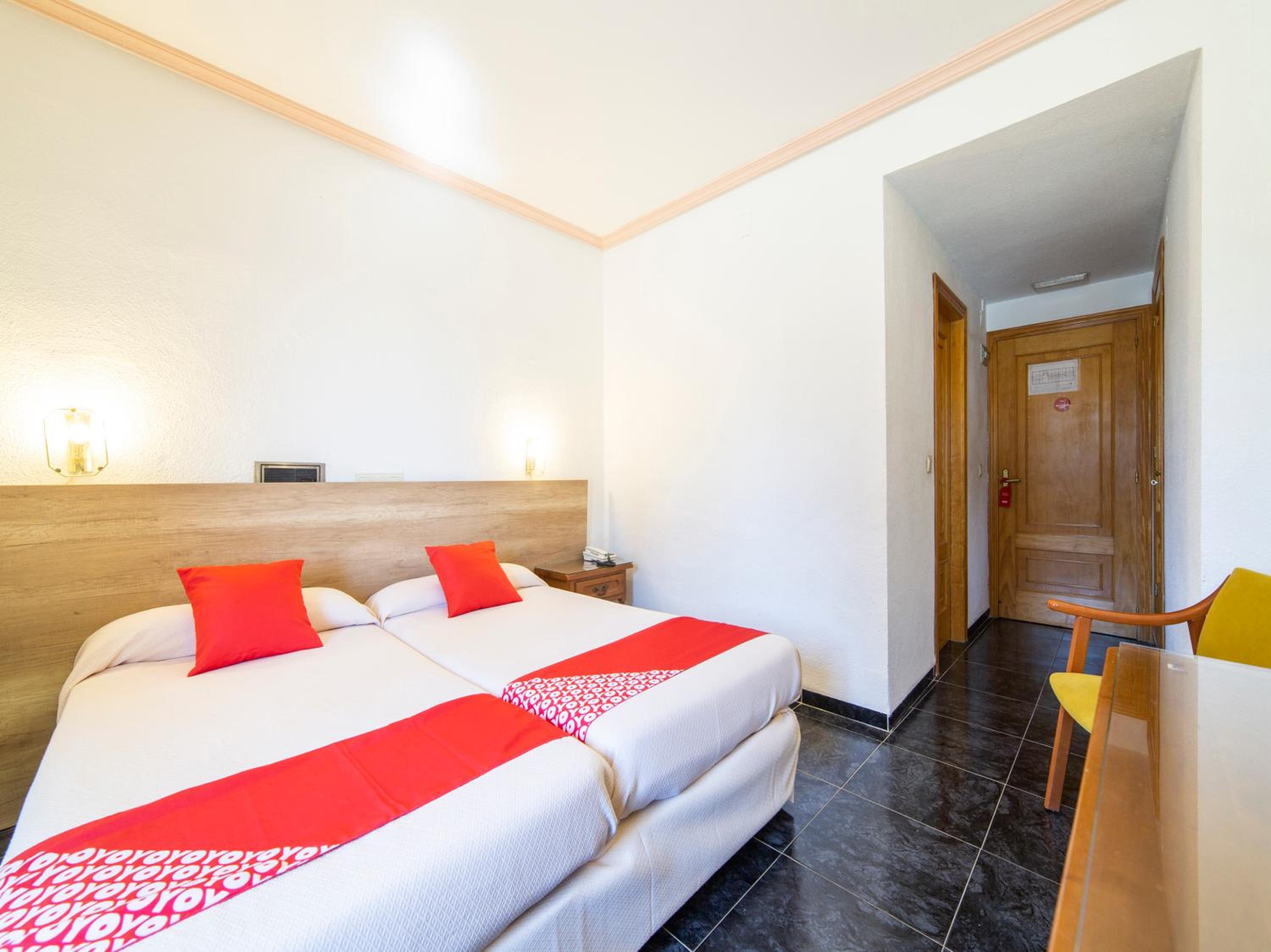 Twin Room - Photo 2