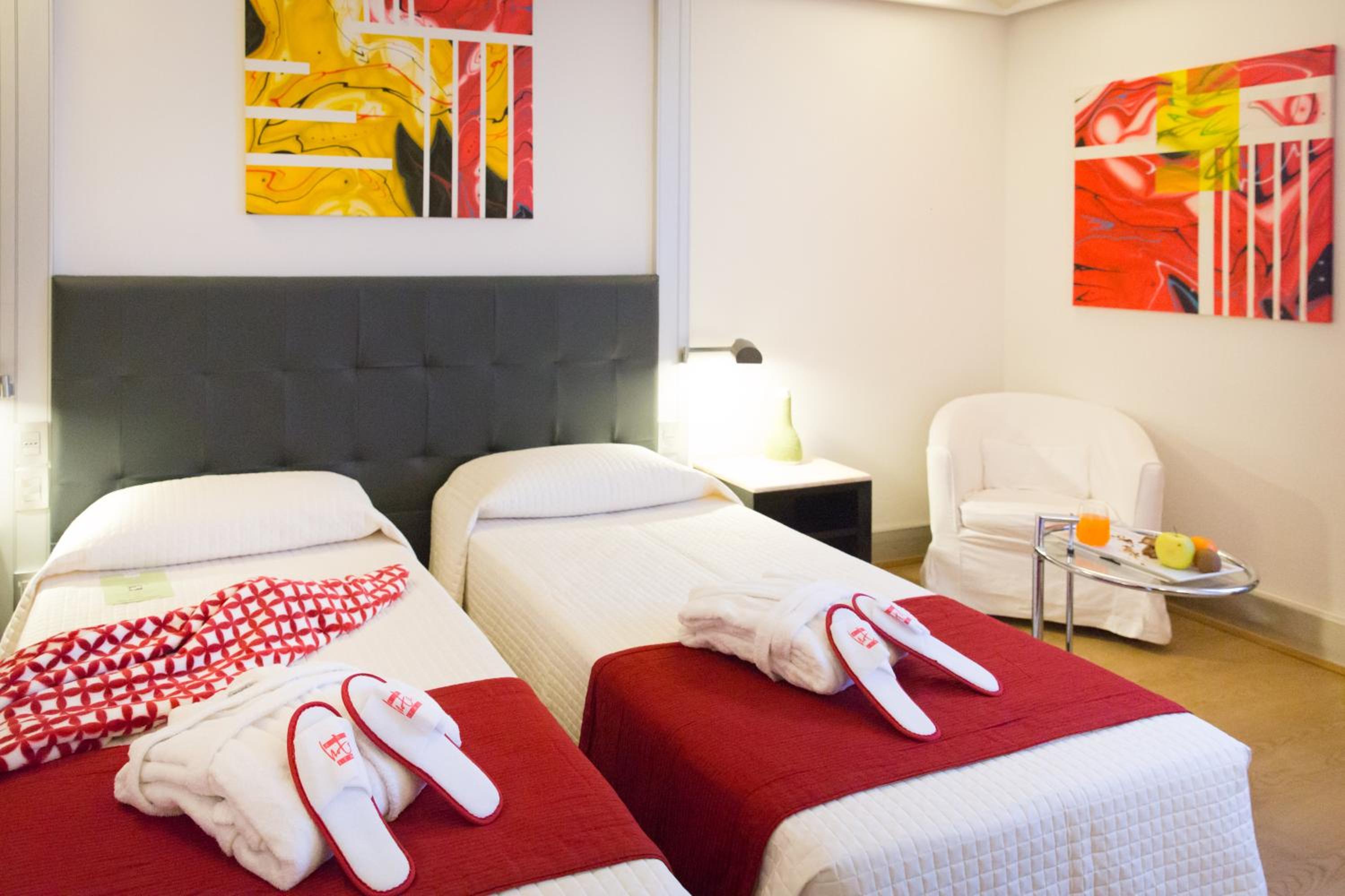 Classic Plus Double or Twin Room - Photo 7