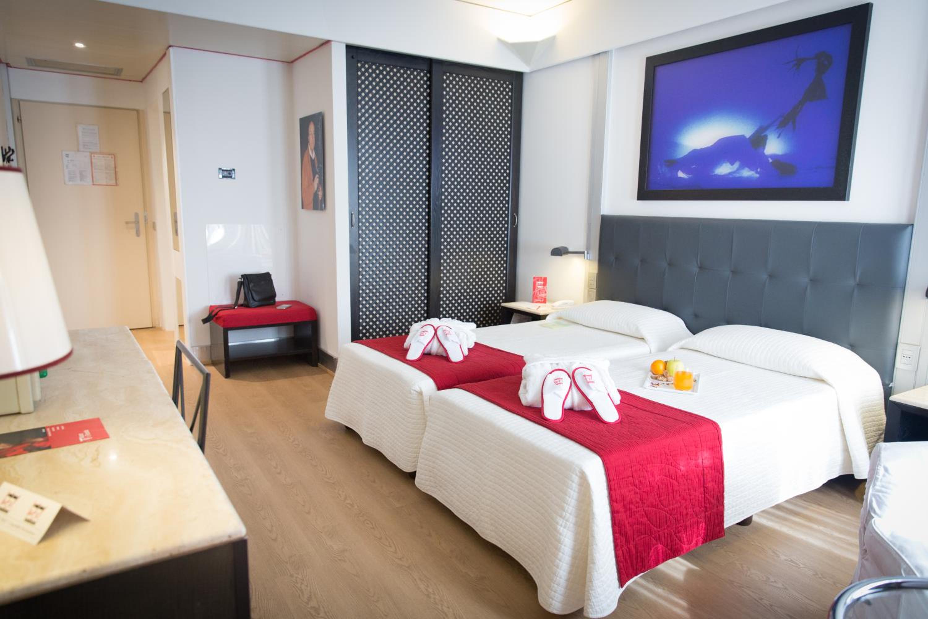 Classic Plus Double or Twin Room - Photo 3