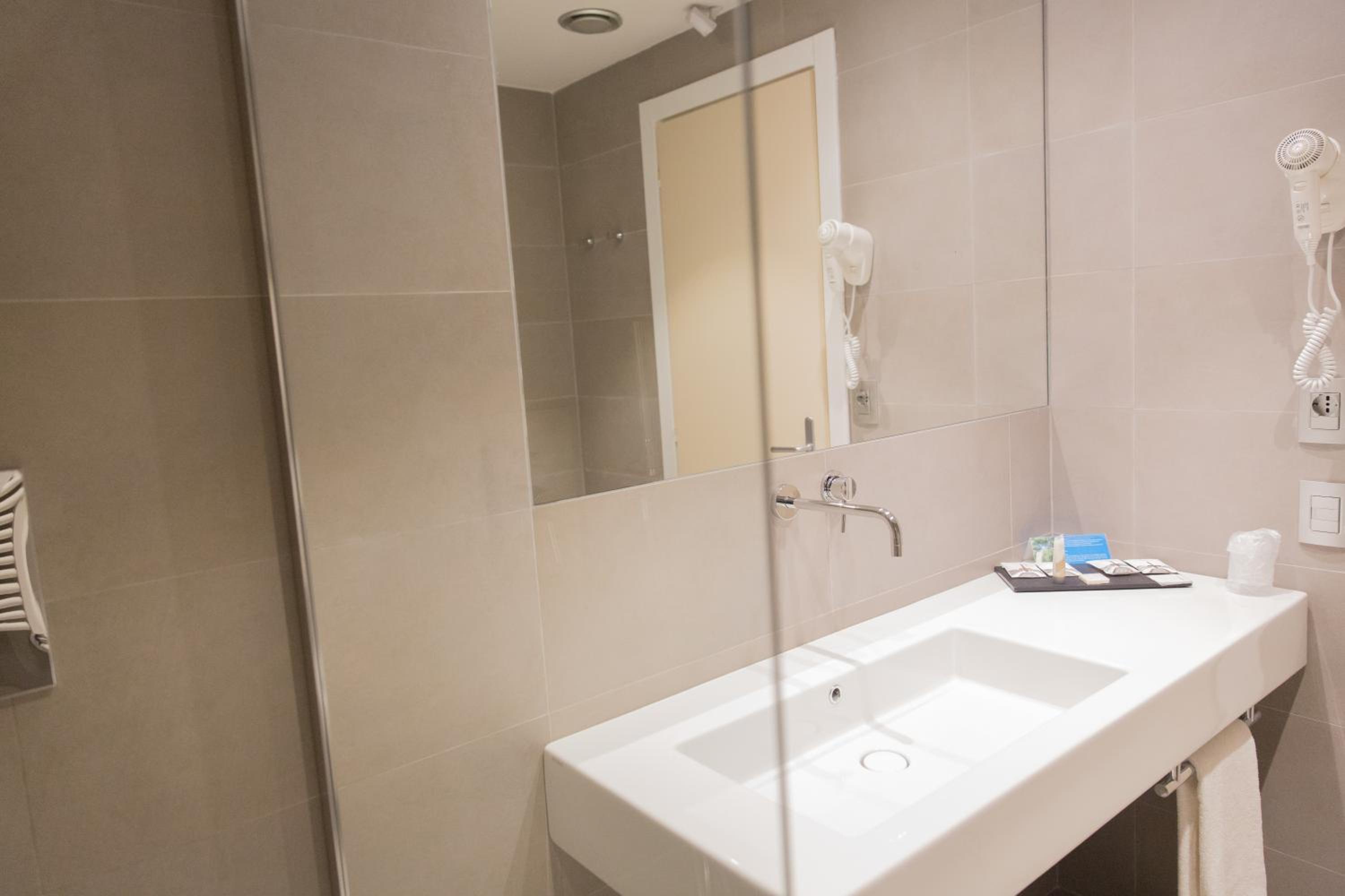 Classic Plus Double or Twin Room - Photo 4