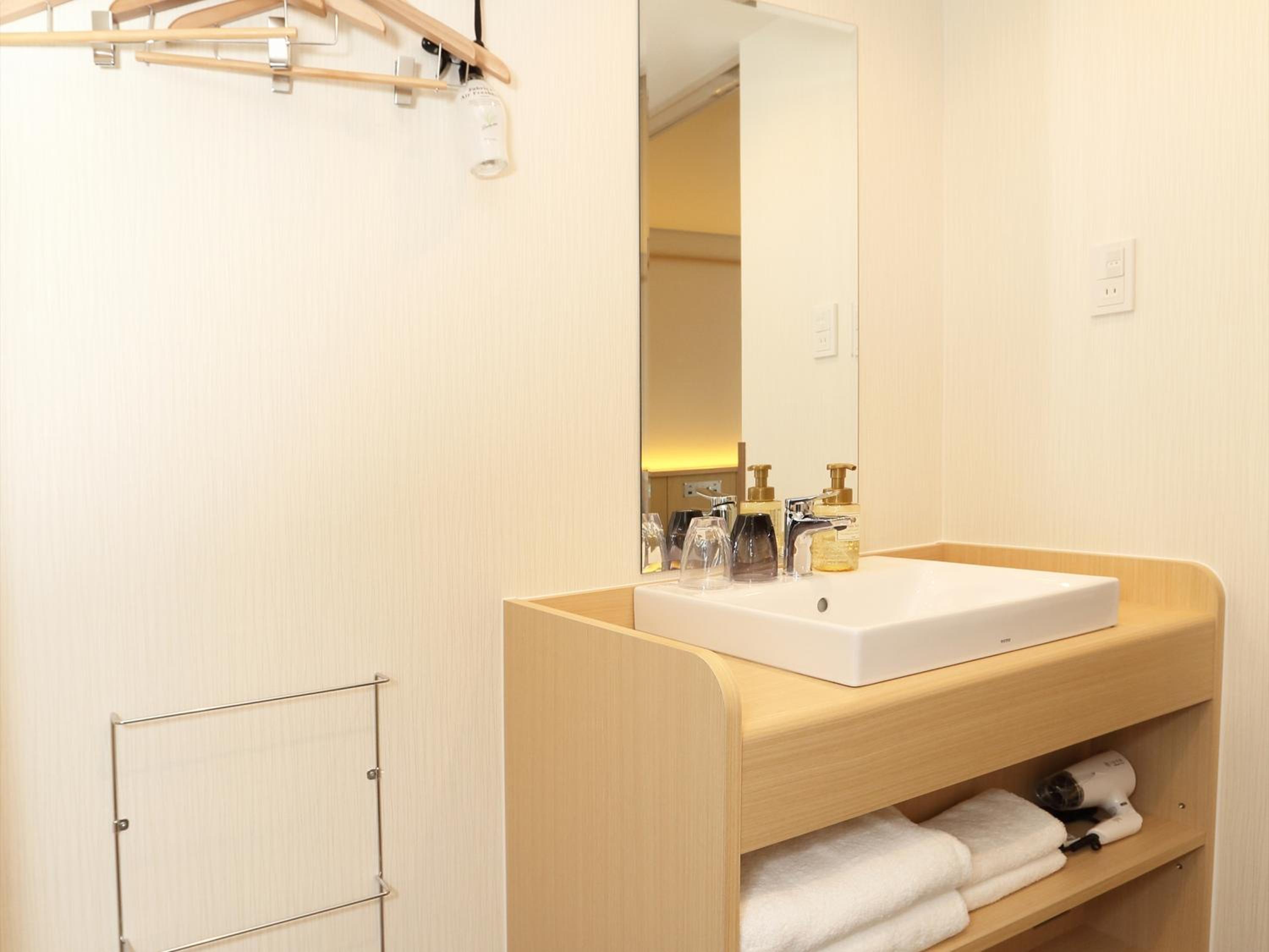 Twin Room - Photo 8