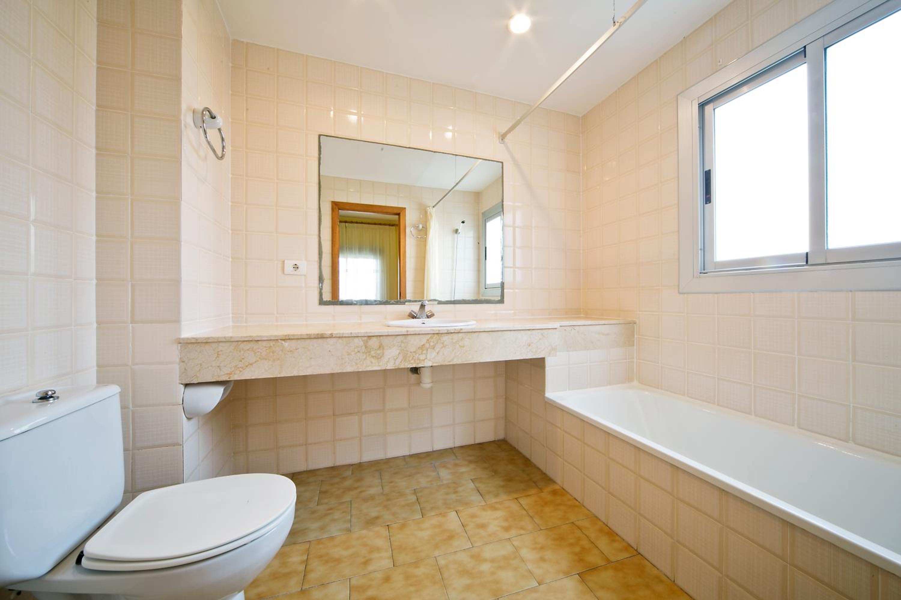 Two-Bedroom Apartment (4-6 Adults) photo 2