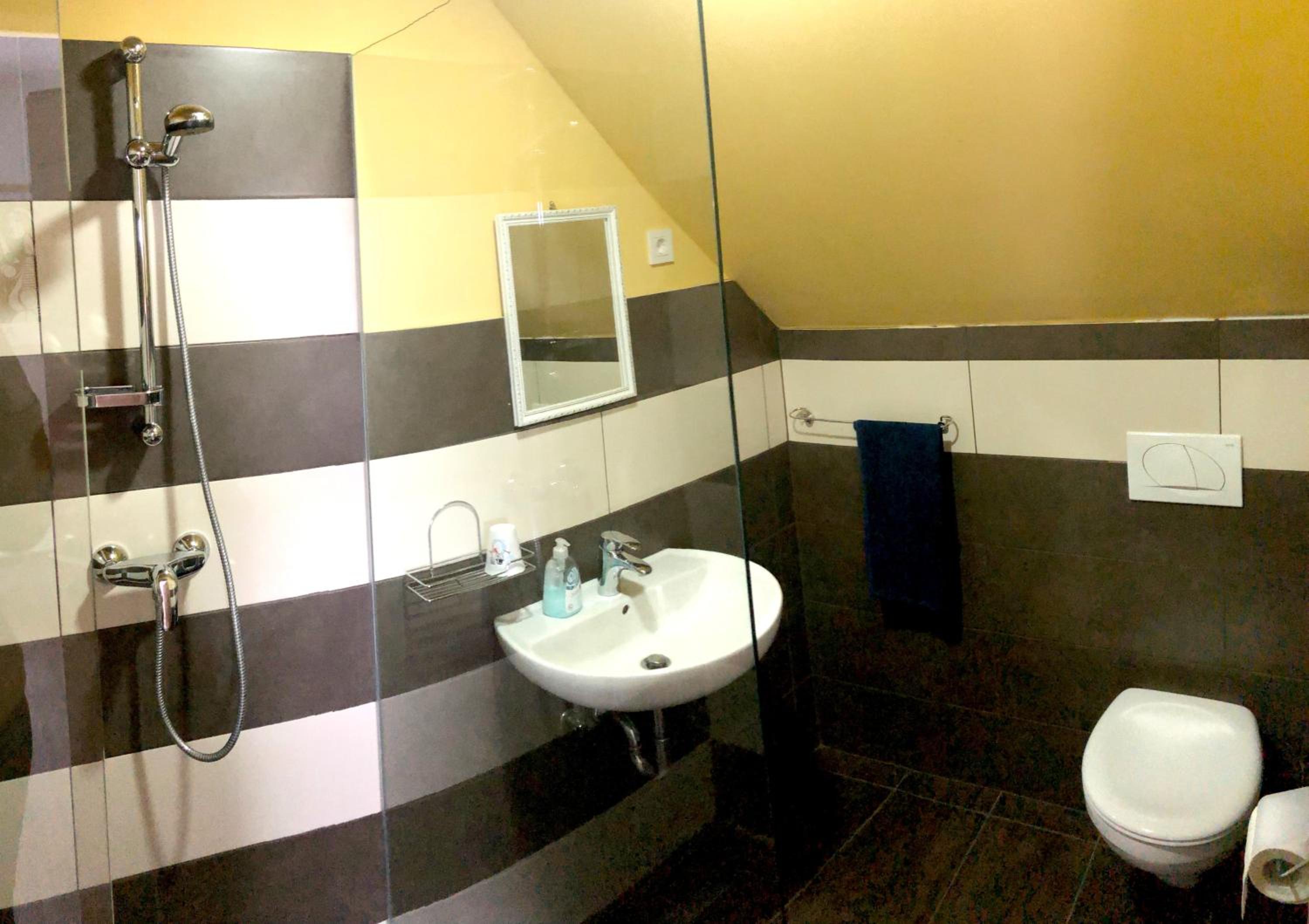 Quadruple Room with Private Bathroom - Photo 7