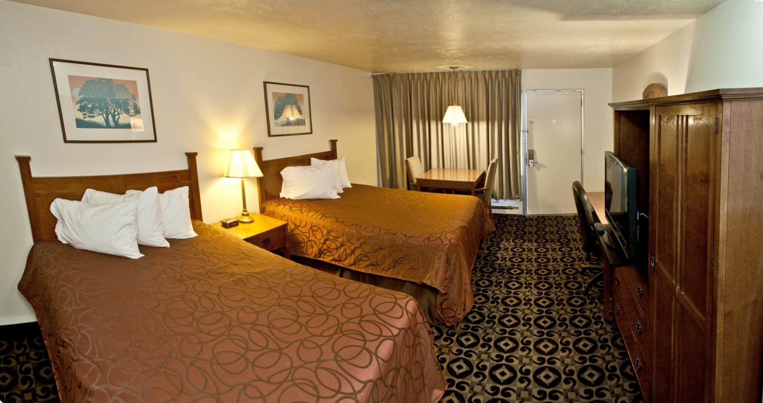 Queen Room with Two Queen Beds - Non-Smoking - Photo 2