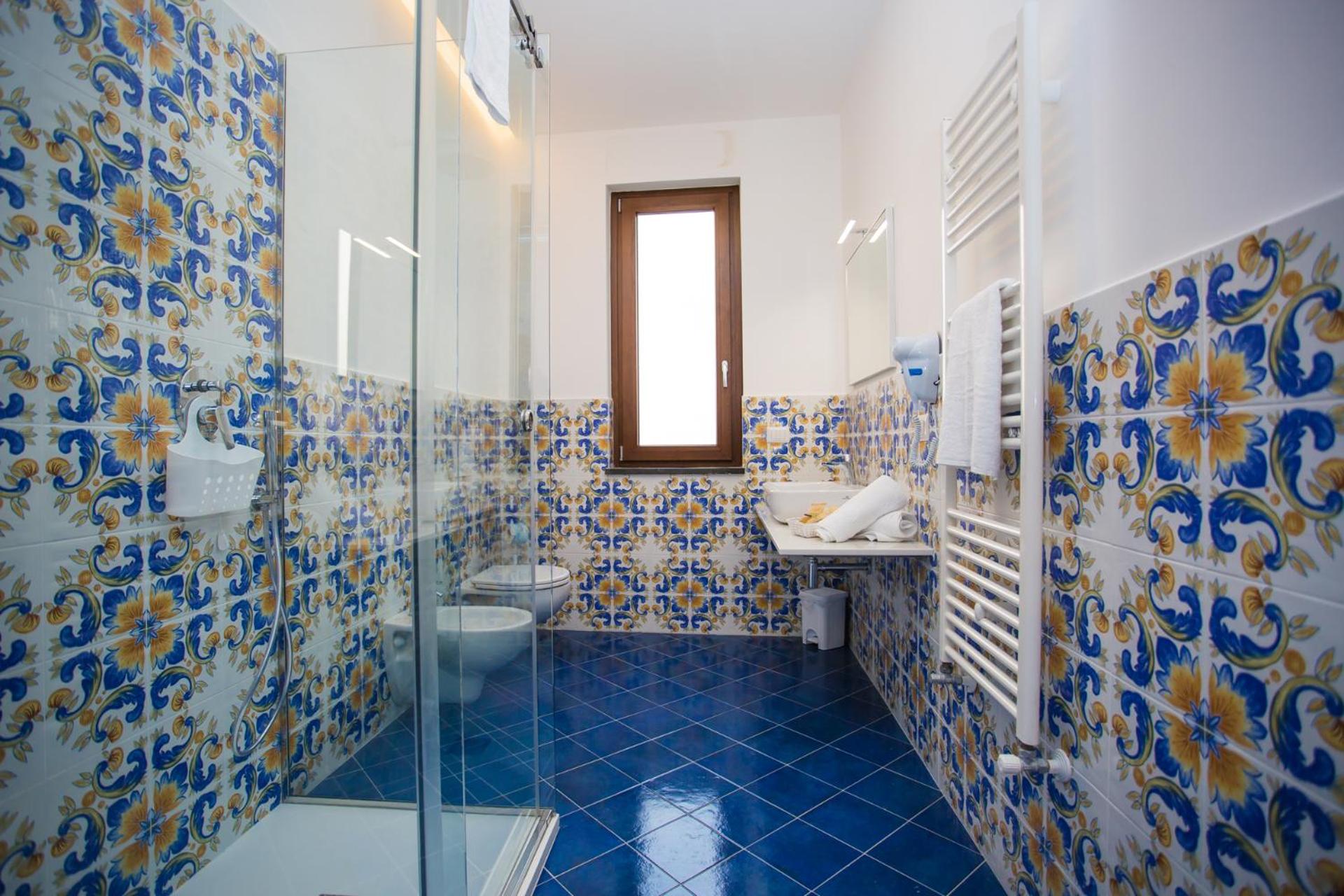Double or Twin Room with Balcony - Photo 8