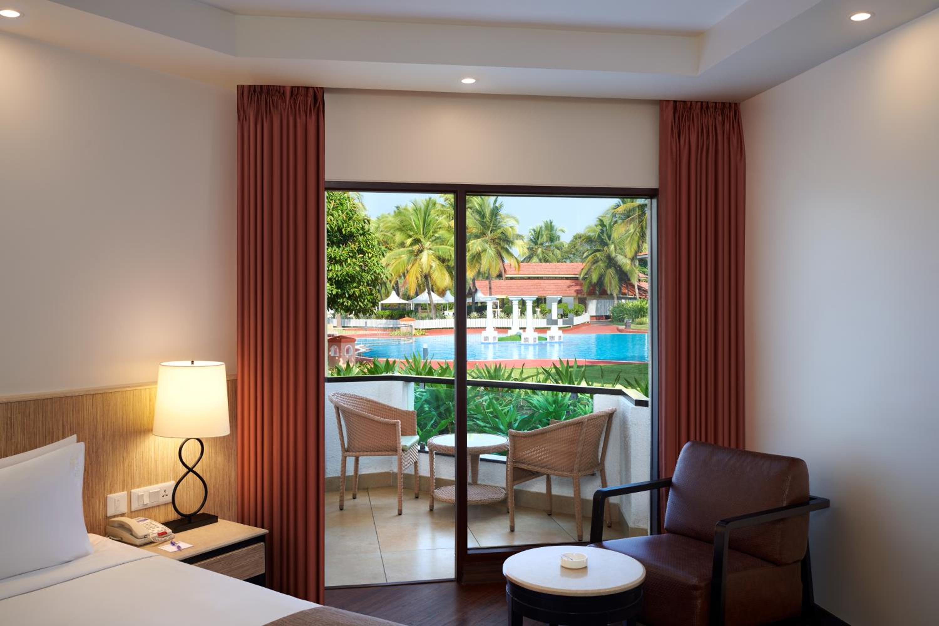 Standard King Room with Pool View - Photo 4