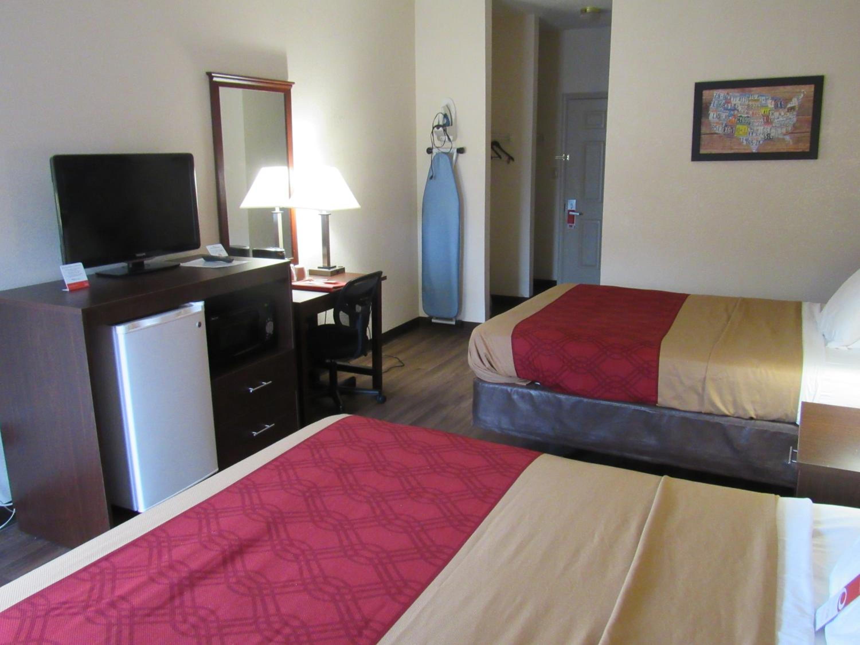 Standard Queen Room with Two Queen Beds - Non-Smoking - Photo 2