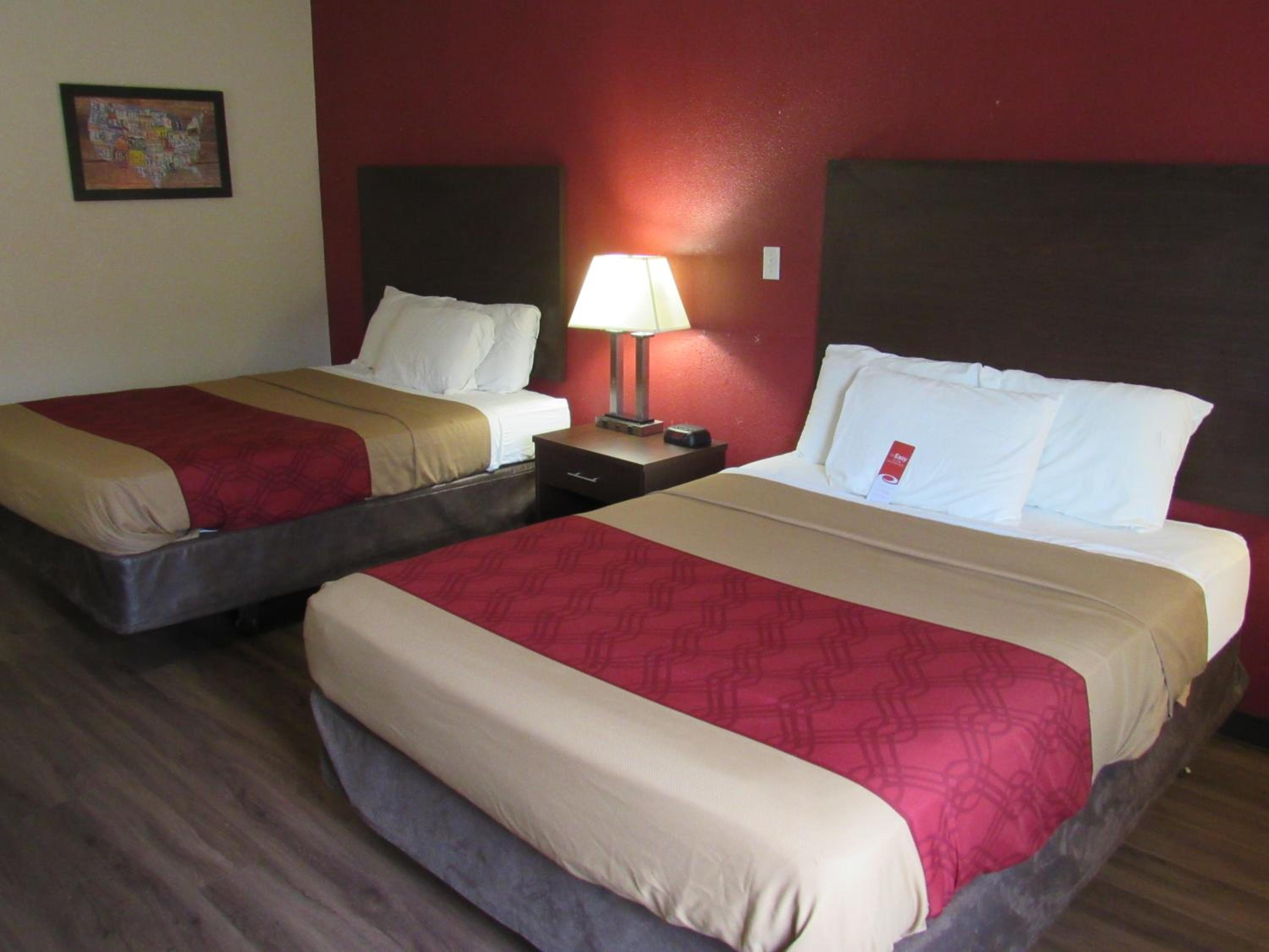 Queen Room with Two Queen Beds - Smoking - Photo 2