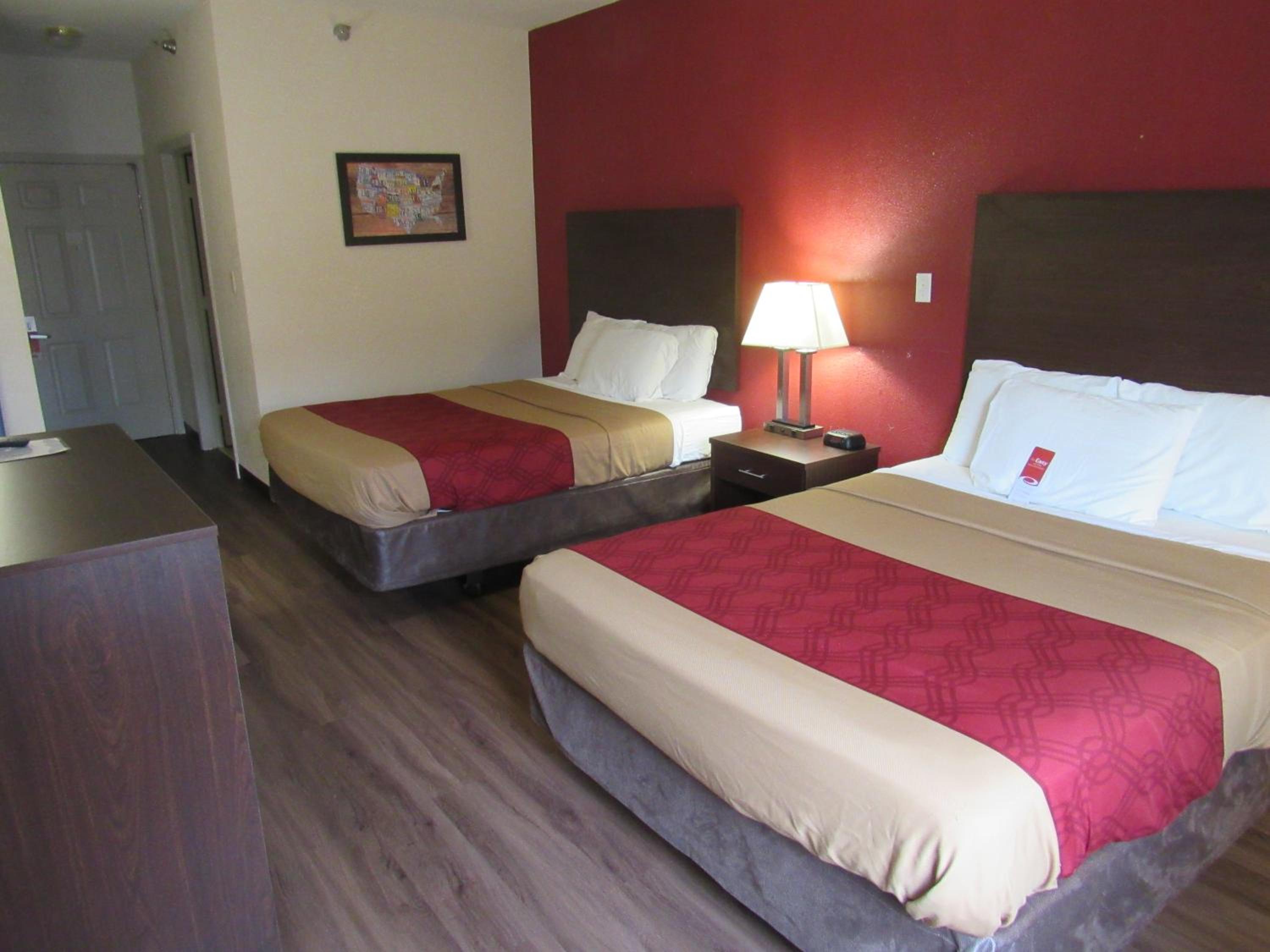 Standard Queen Room with Two Queen Beds - Non-Smoking - Photo 3