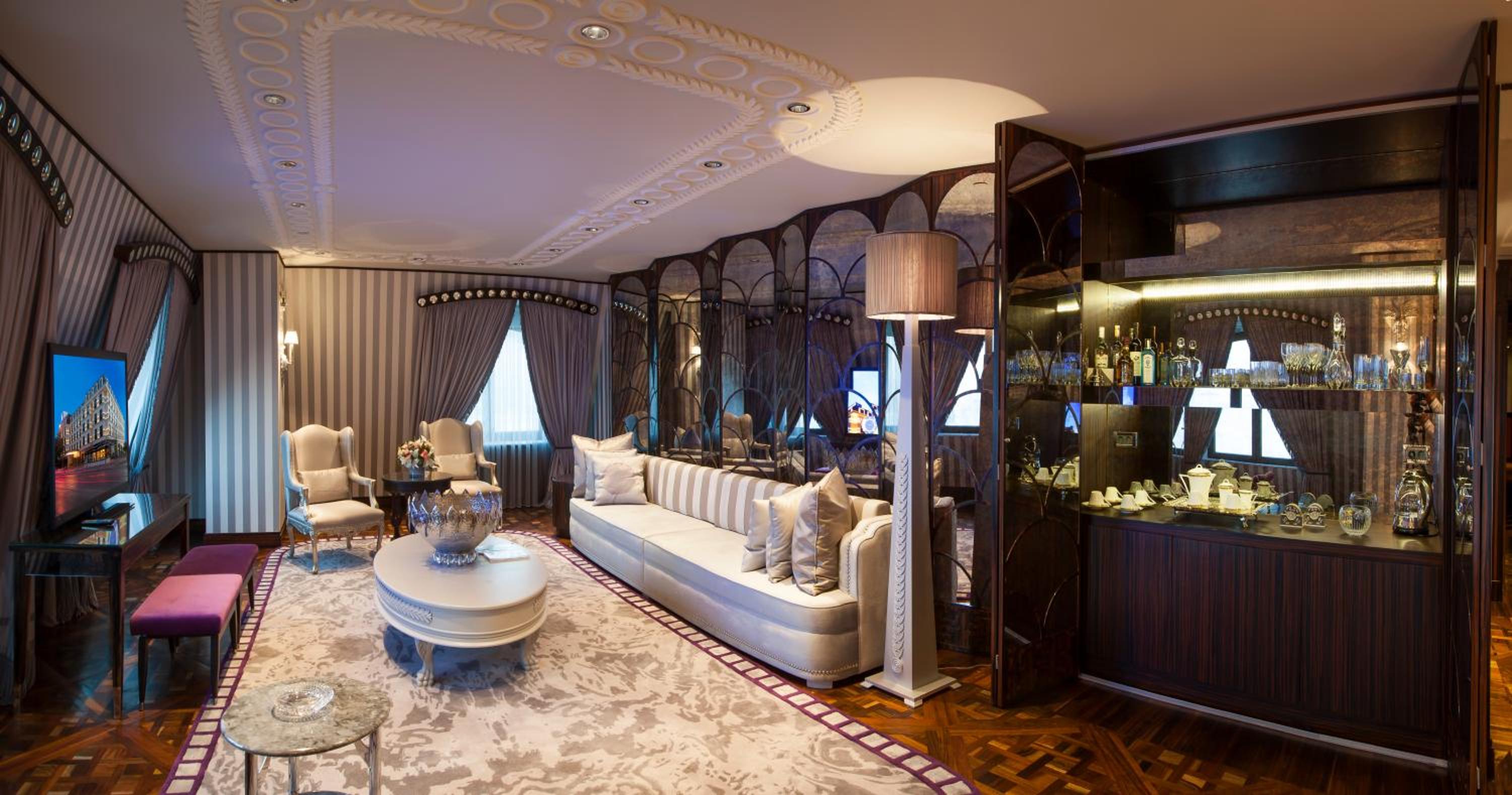 Presidential King Suite with Sauna & Hot Tub photo 3