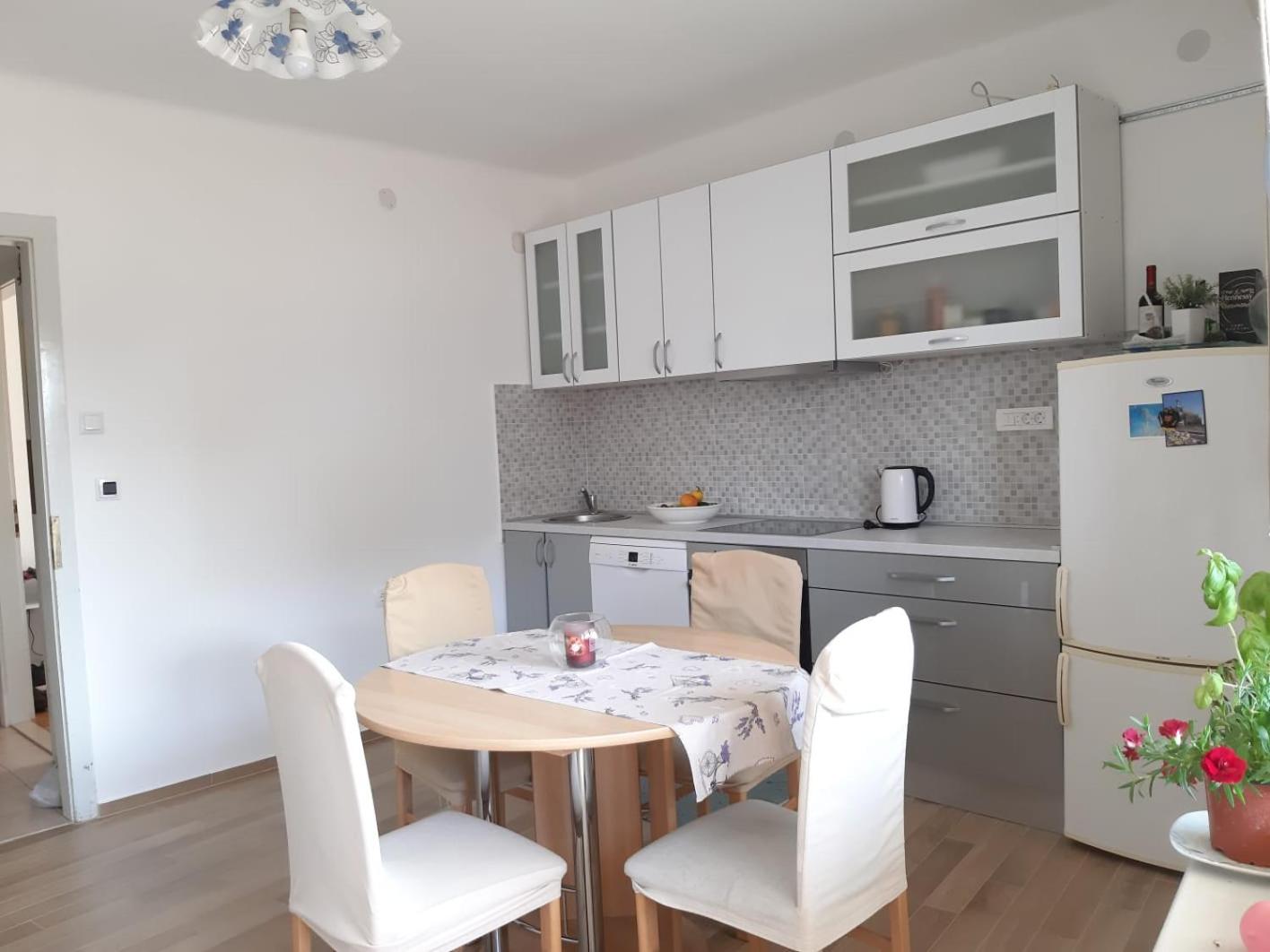 One-Bedroom Apartment - Photo 4