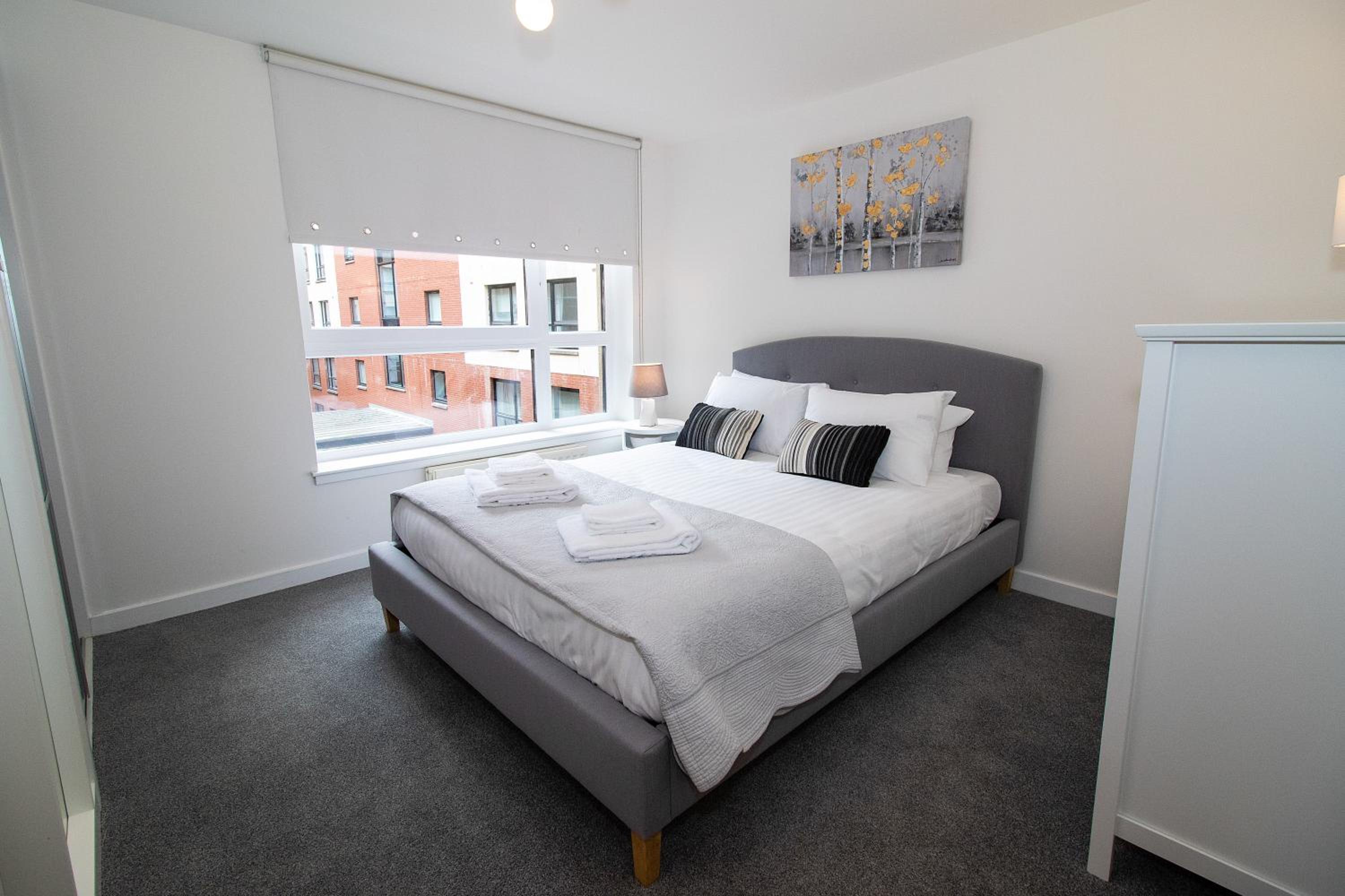 Two-Bedroom Apartment with Balcony - 87 Dunlop Street, G1 4EU photo 3