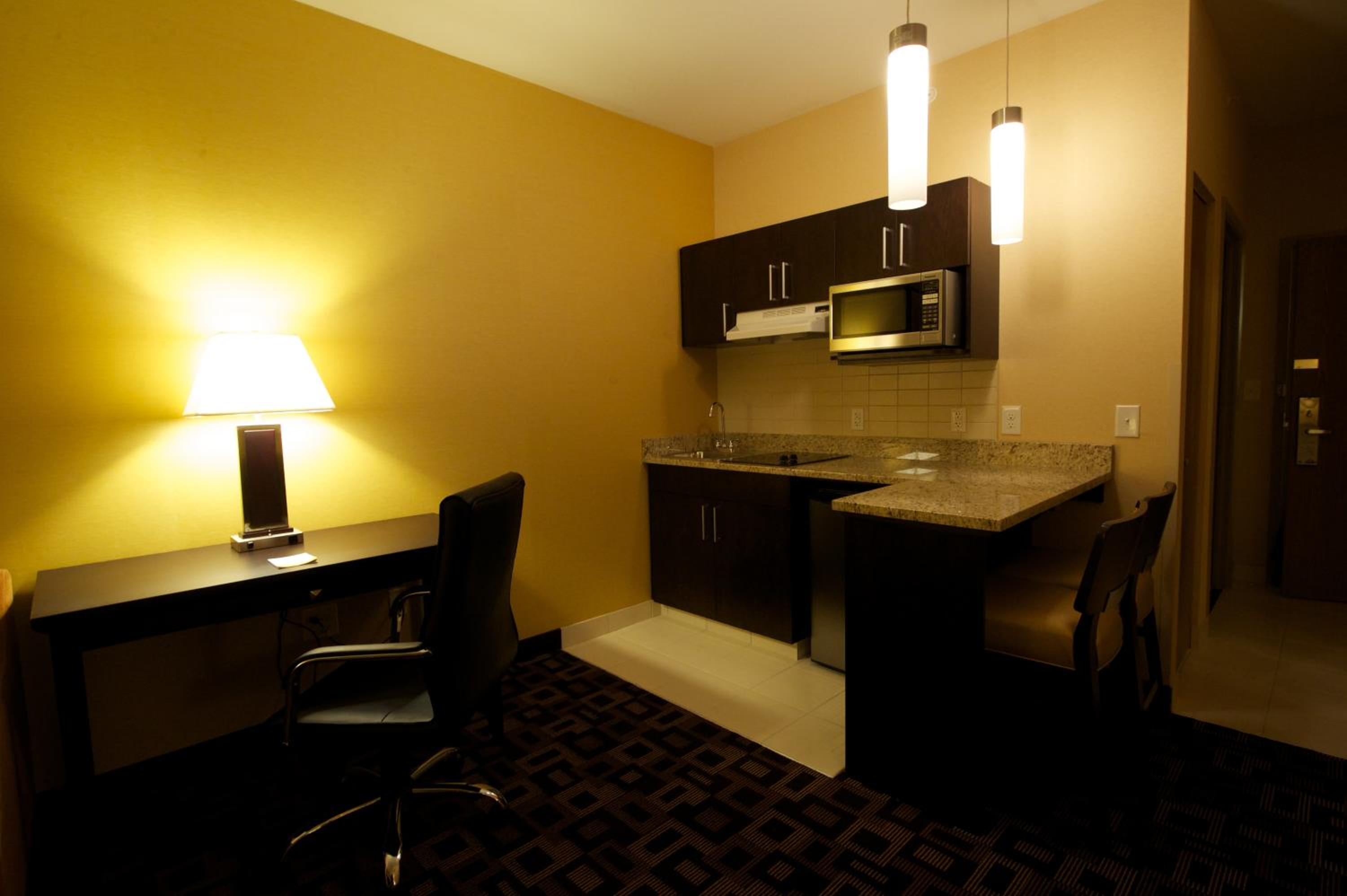 Queen Room with Two Queen Beds - Non-Smoking photo 2